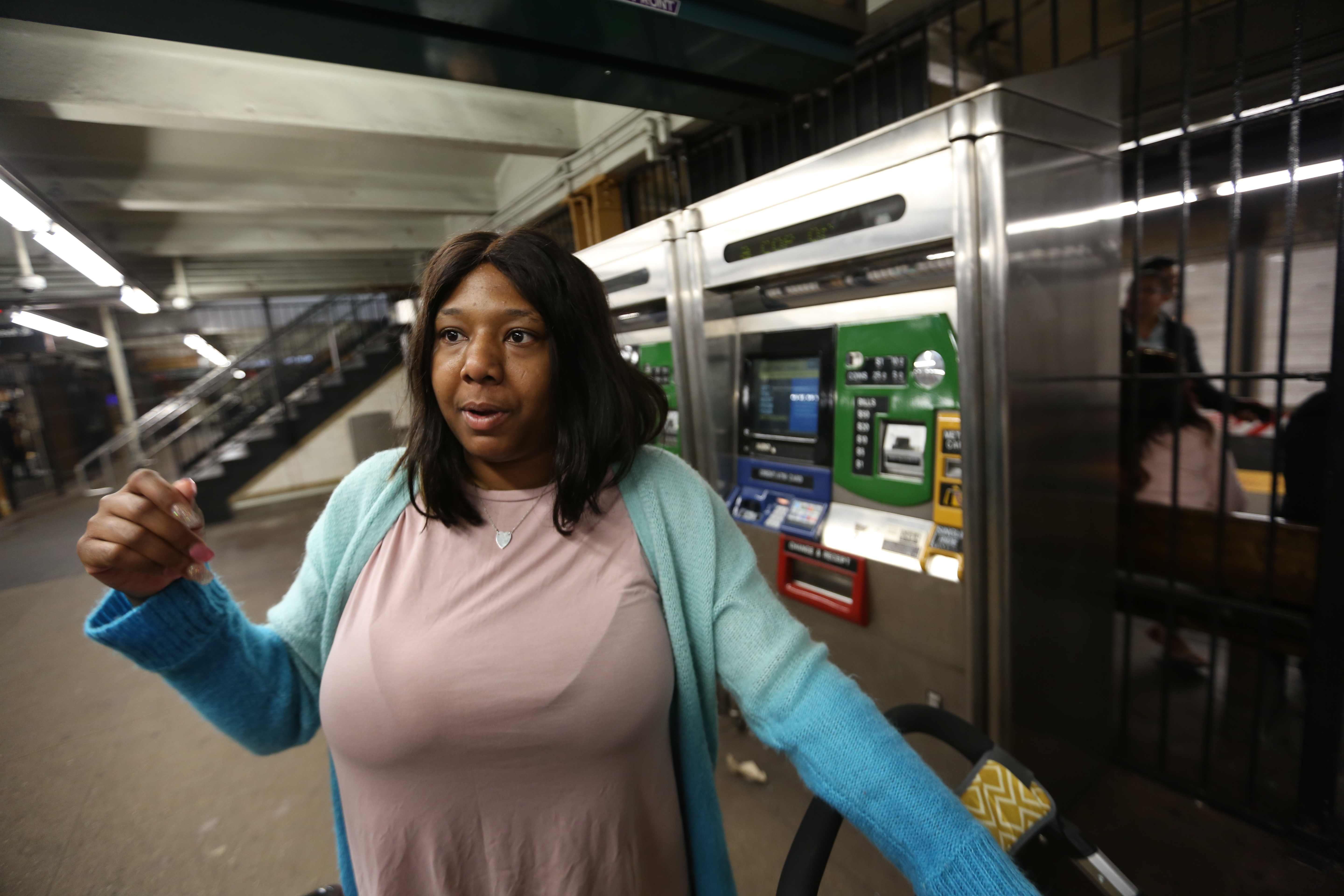 Usuario del metro, Latifah Washington. Desarrollan legislacion para que el NYPD reporte con mas detalles las citaciones y arrestos por no pagar el pasaje de metro.
