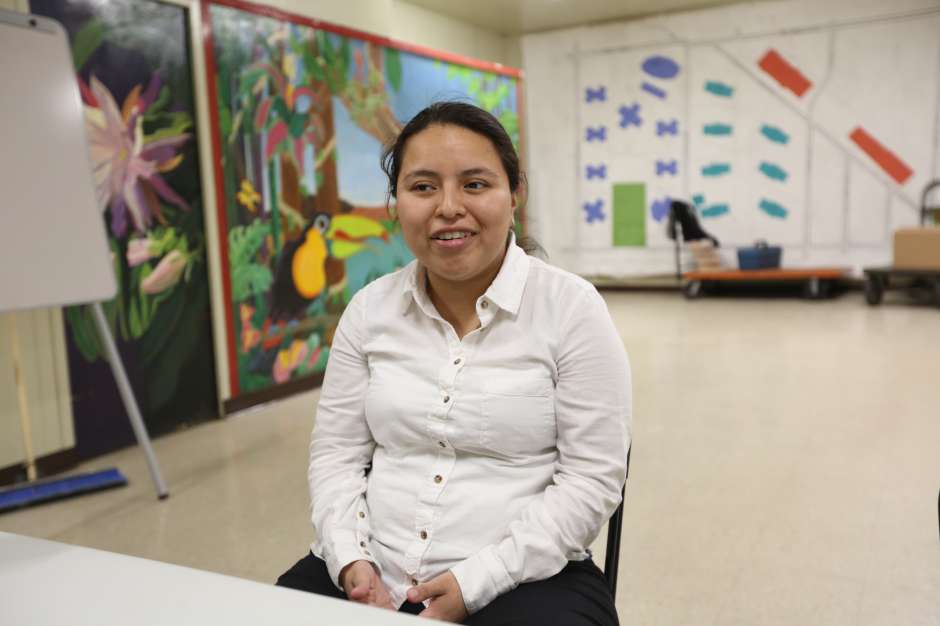 Inquilina Jennie Cruz recibe una consulta financiera de Marlene Uraga en el Bronx.