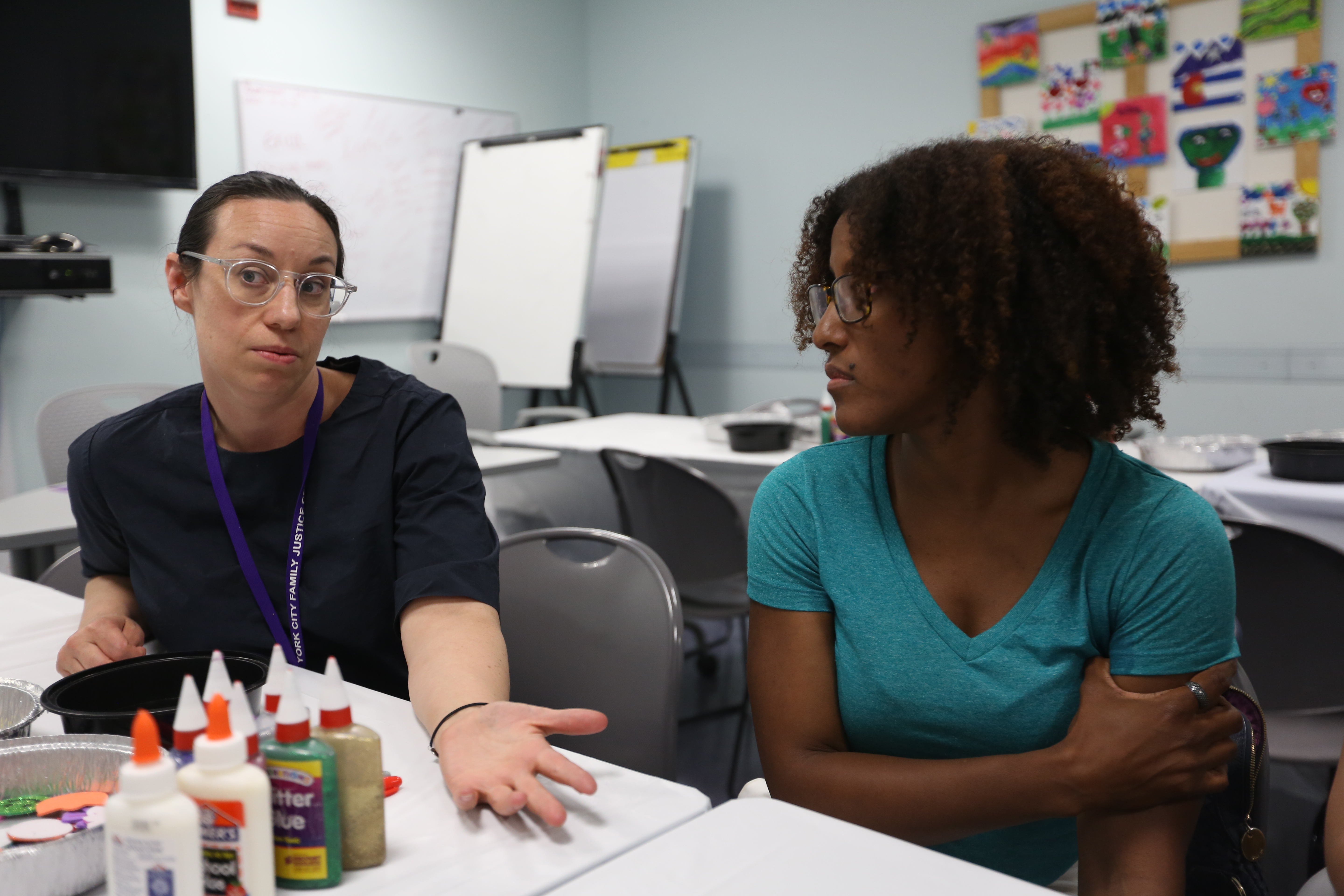 Alice Hawks, directora del Centro de Justica de Familia -Brooklyn con Hayly Carrington-Walton, directora de HELP-USA. Violencia domestica en el Centro de Justica de Familia en Brookly.