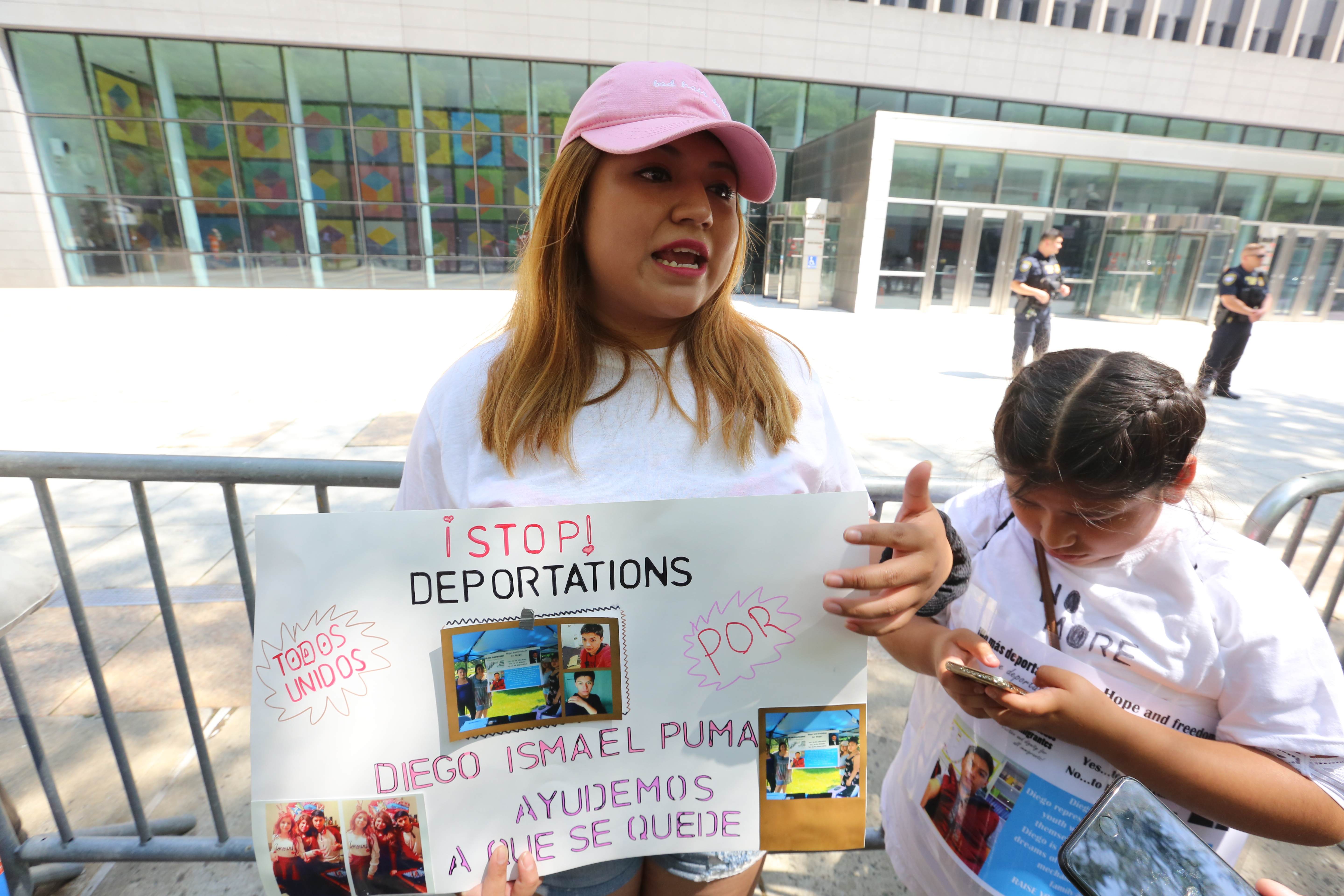 Padre de Diego Puma, Carlos Puma y la prima de Diego, Gabriela Macancela con amigos del colegio y del trabajo pidieron que liberen al joven en el 26 de Federal Plaza.