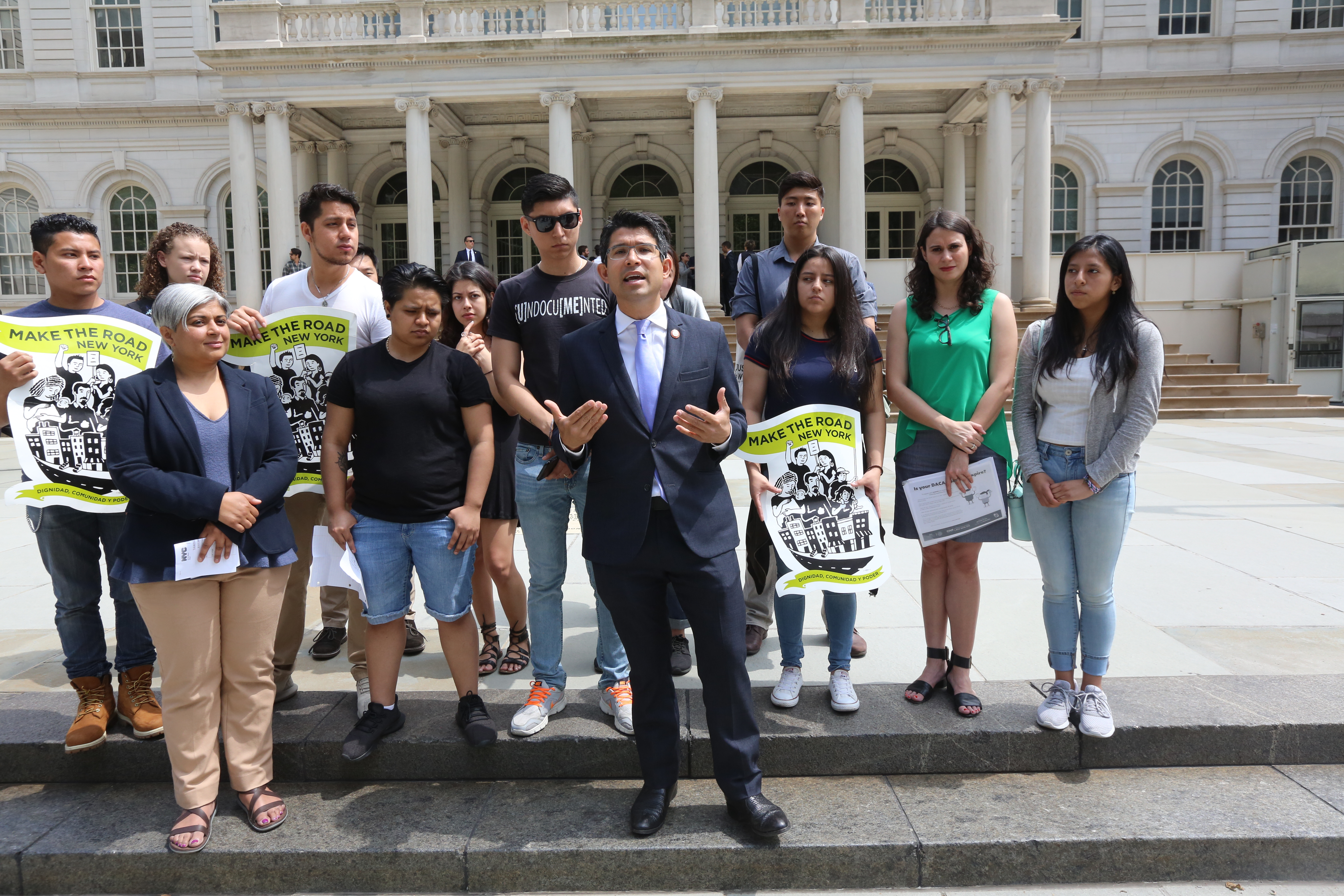 Concejal Carlos Menchaca con inmigrantes beneficiados por DACA demandan para que el programa migratorio siga sin interrupcion durante la presidencia de Trump.