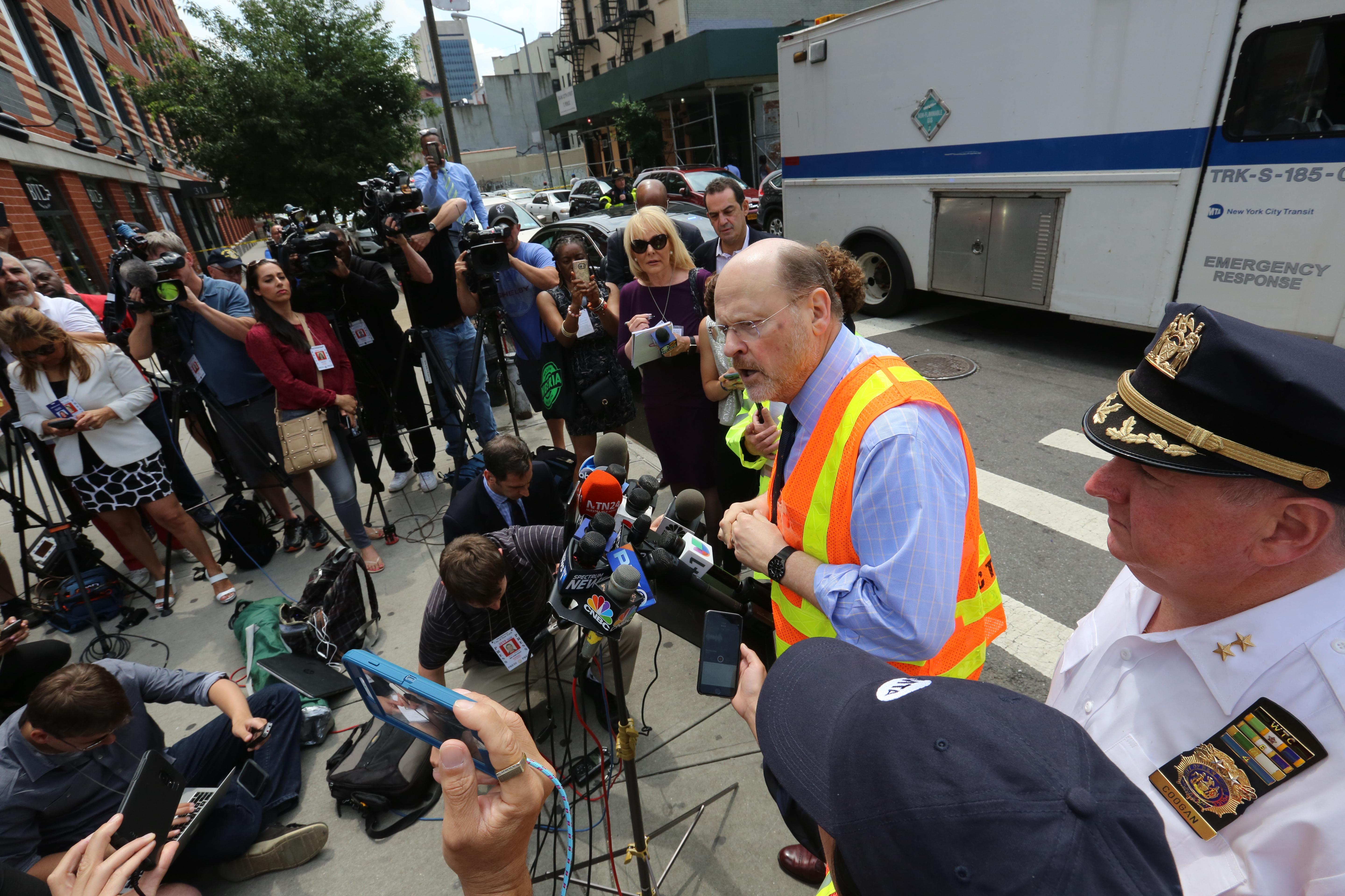 Presidente de la MTA Joe Lhota. Descarrilamiento del tren A en la estacion 125 en Harlem, deja a 30 usuarios heridos y a centenares sin servicio.