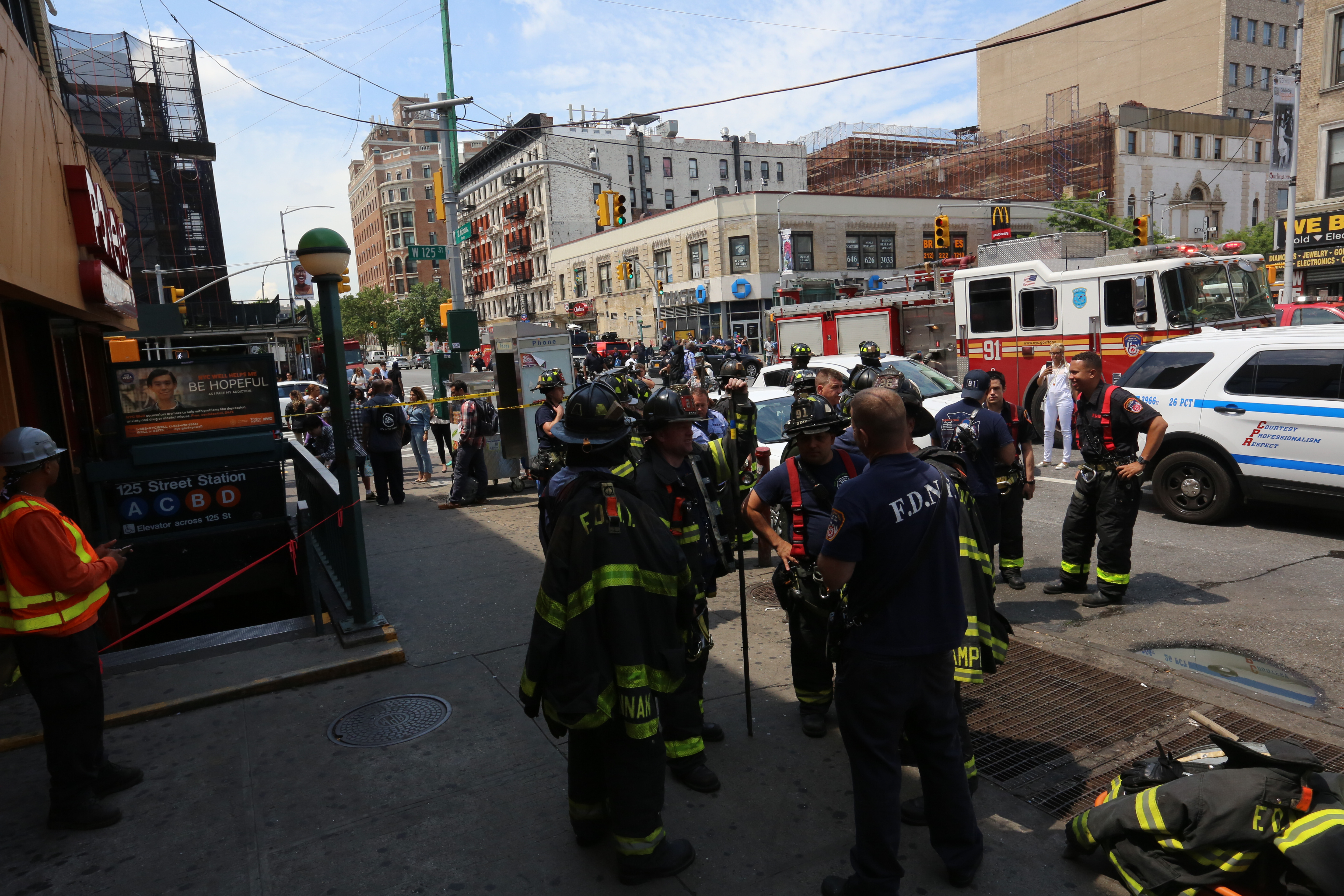 Descarrilamiento del tren A en la estacion 125 en Harlem, deja a 30 usuarios heridos y Descarrilamiento del tren A en la estacion 125 en Harlem, deja a 30 usuarios heridos y a centenares sin servicio. centenares sin servicio.