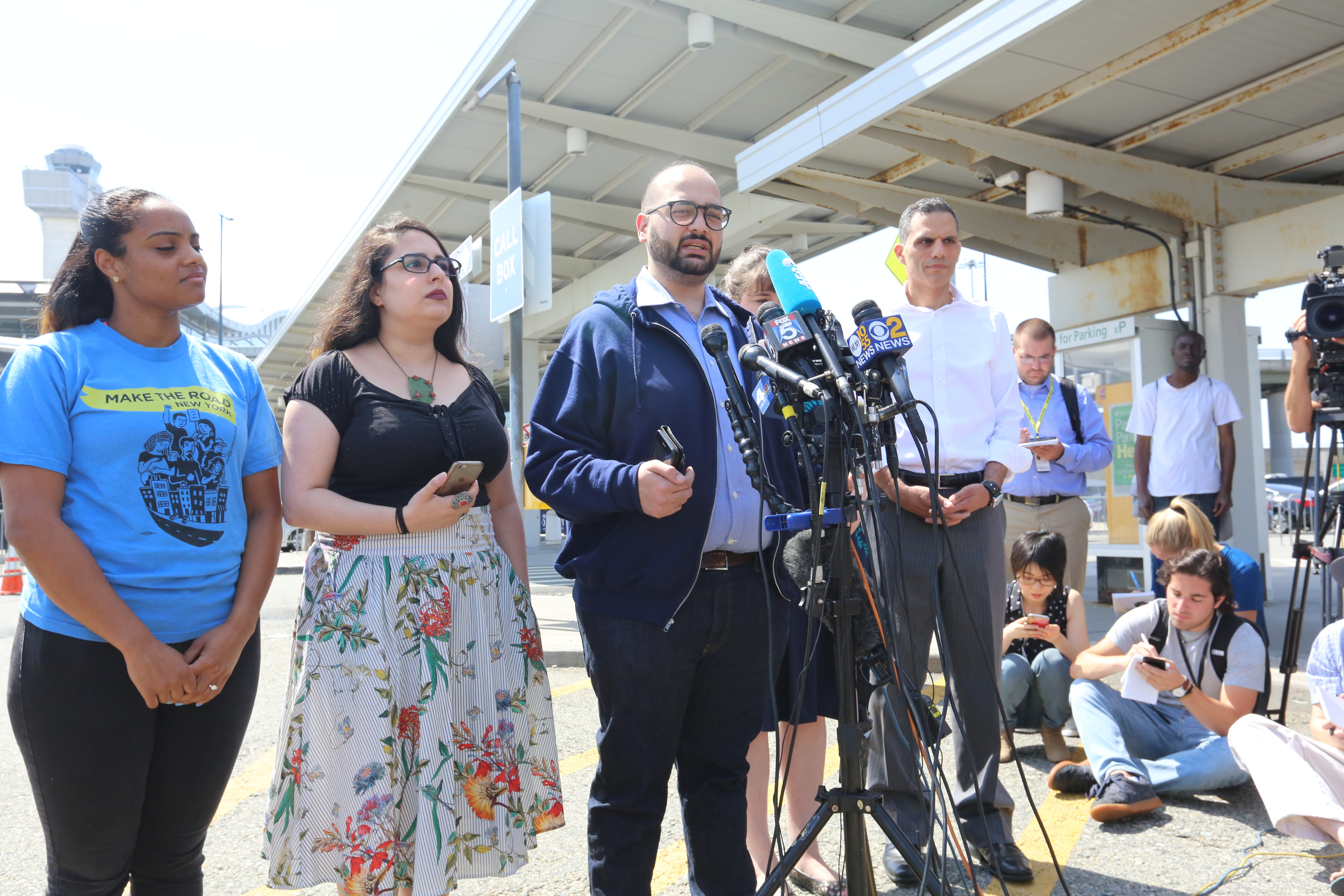 NYiC Murad Awawdeh. Varios grupos de ayuda a los inmigrantes en el aeropuerto de JFK, en el dia que sera implementado el veto de los musulmanes a los EEUU.