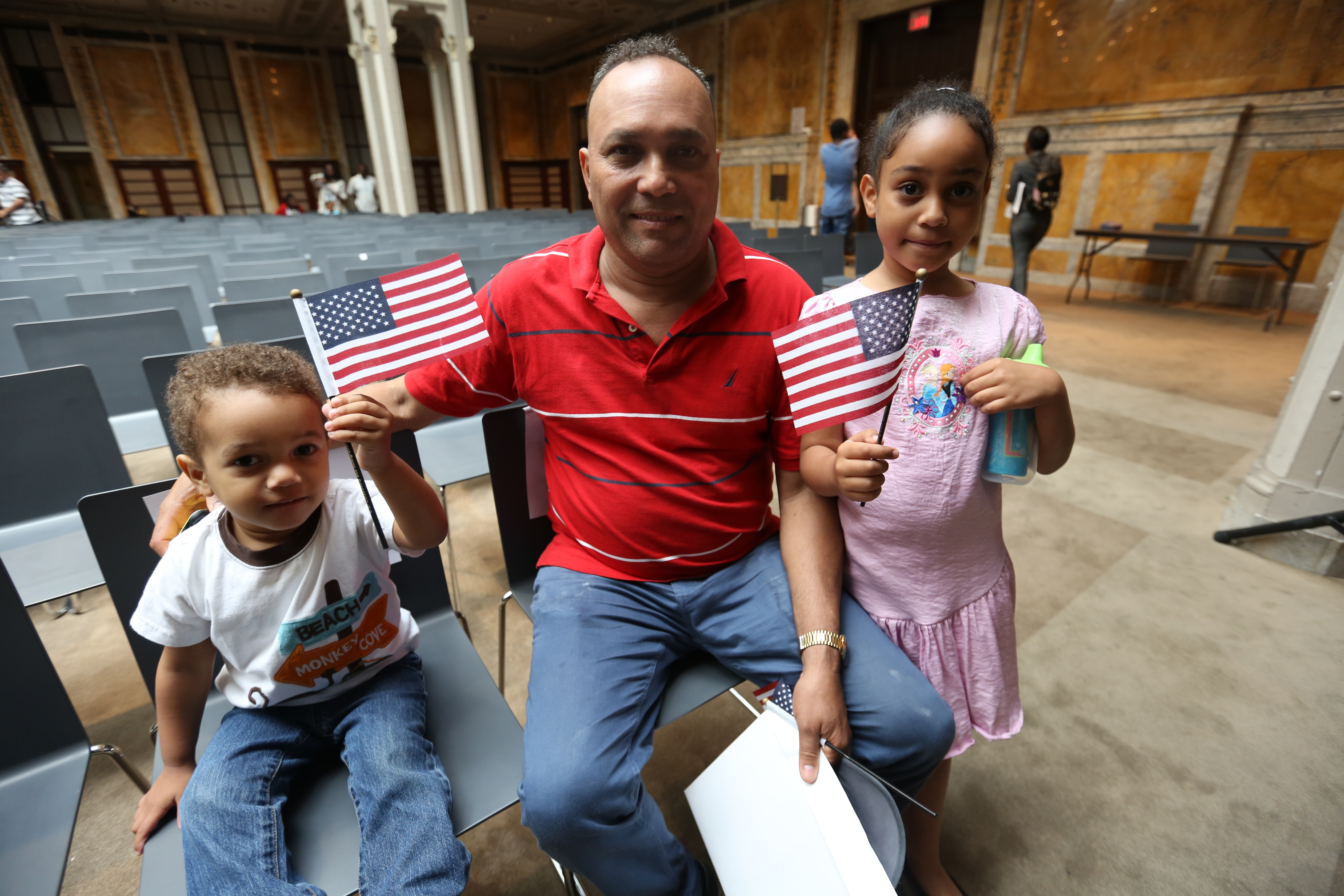 Rene Quiñones con Reynel 2, y Reneylis, 6, su hijo mayor se hizo ciudadano hoy. 15,000 nuevos ciudadanos de los EEUU durante el Dia de la Independencia.