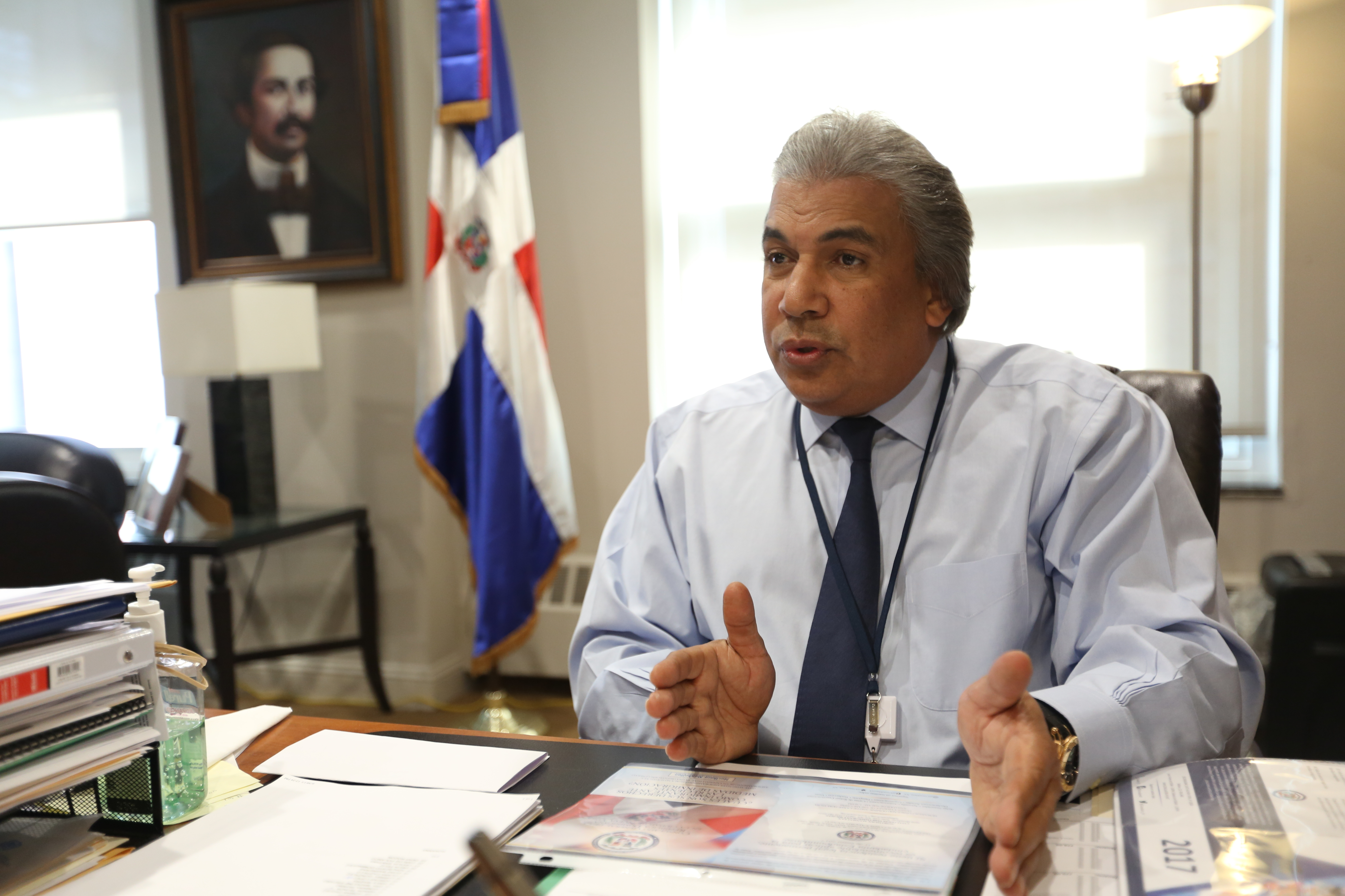 Consul de la Republica Dominicana en Nueva York, Carlos Castillo durante una entrevista en su despacho.