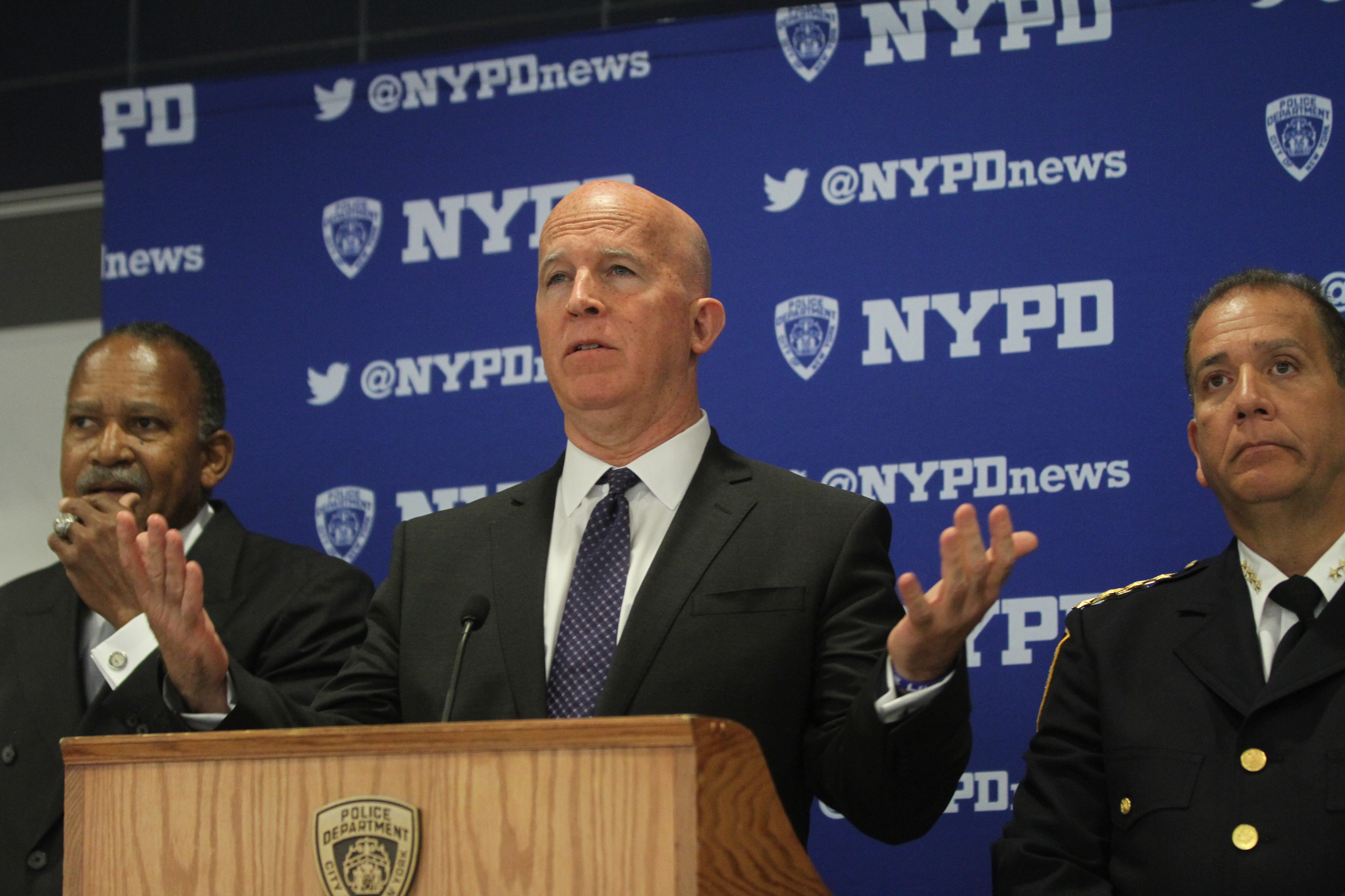 Comisionado James O'Neill durante una conferencia de prensa en la Academia de Policia en Queens.