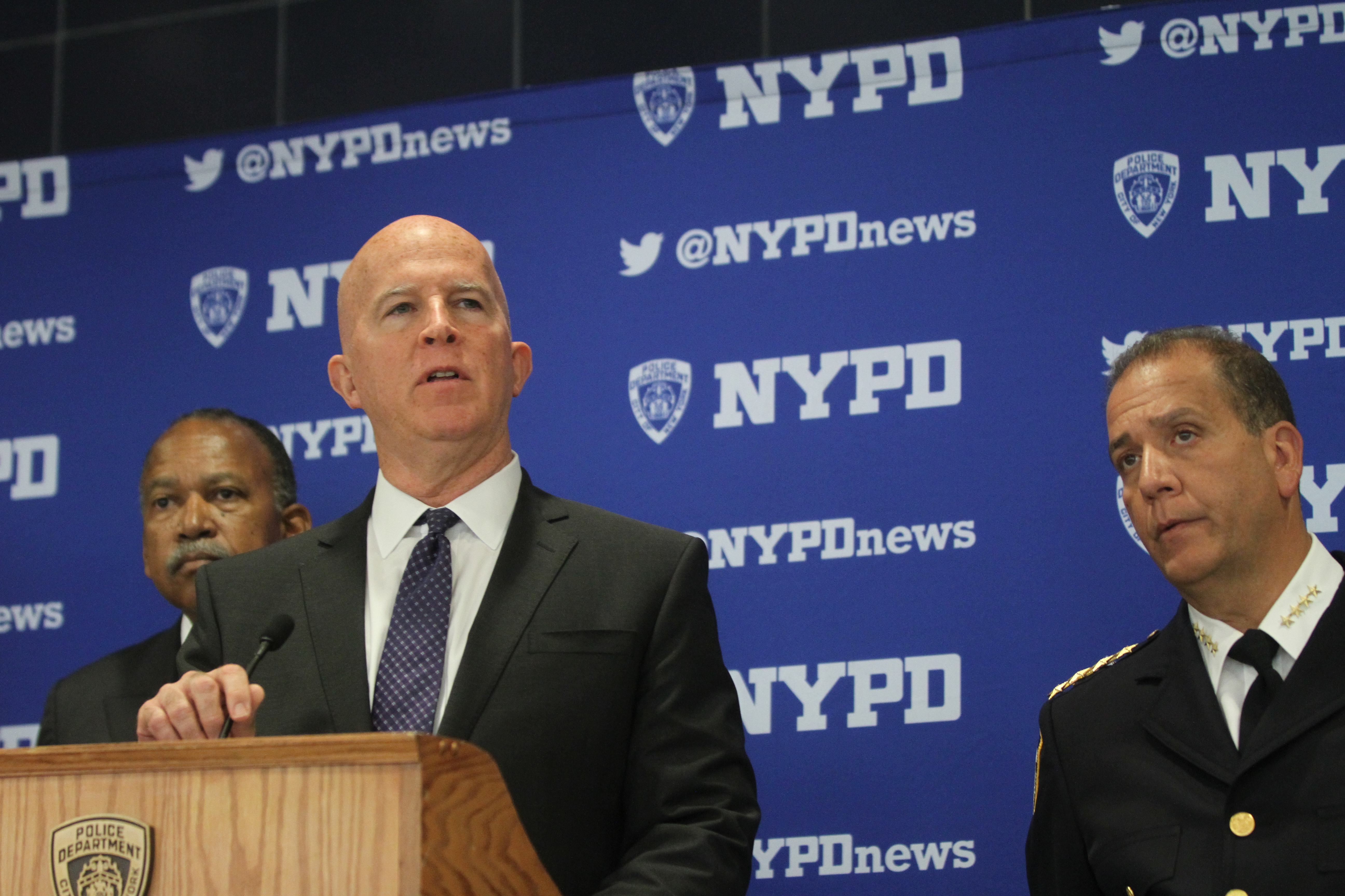 Comisionado James O'Neill durante una conferencia de prensa en la Academia de Policia en Queens.