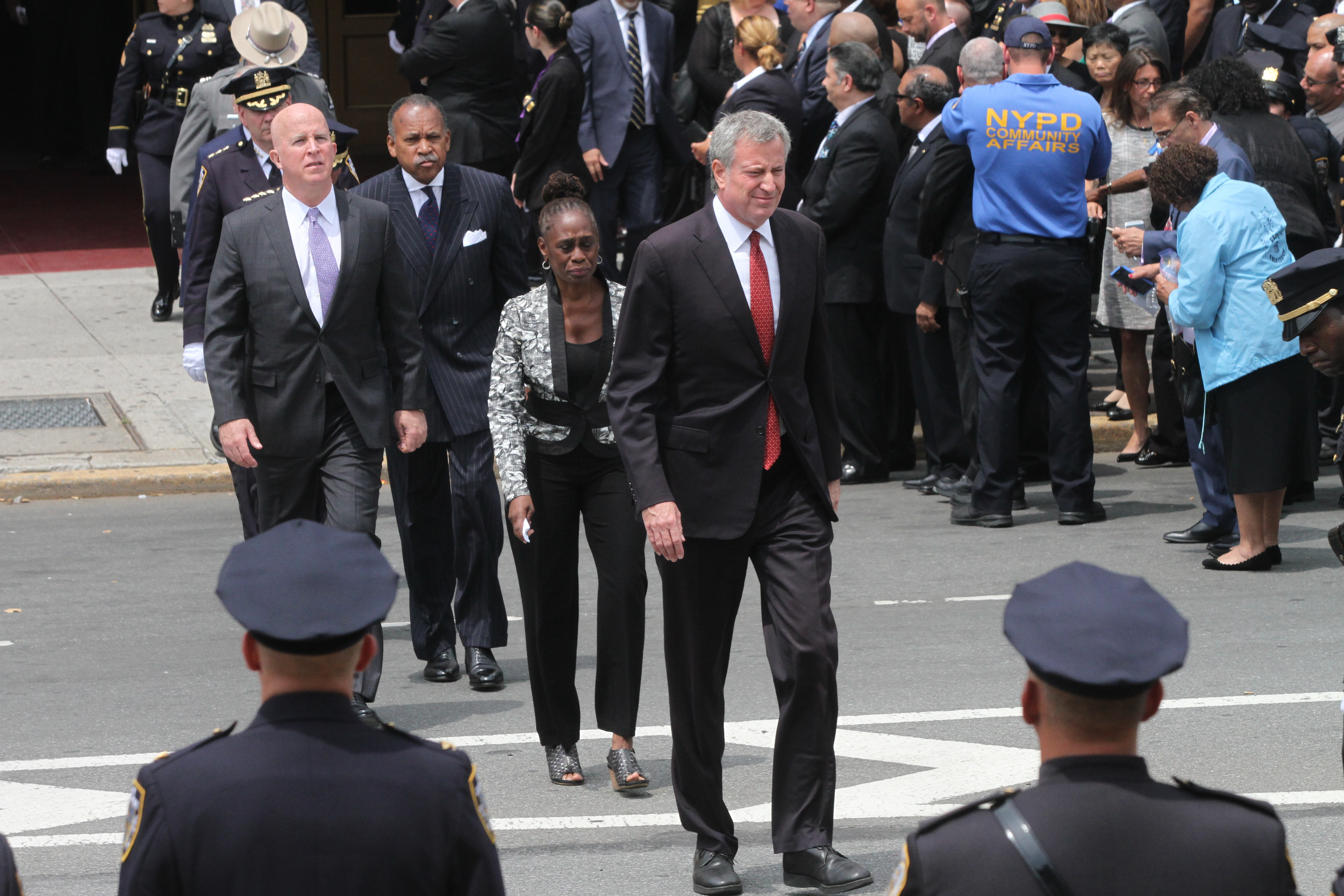 Alcalde de Nueva York, Bill de Blasio. Cientos de policias de NY y otras areas de EEUU, inclusive de la Republica Dominicana se hicieron presentes en el funeral de la policia asesinada Miosotis Familia en el Bronx.
