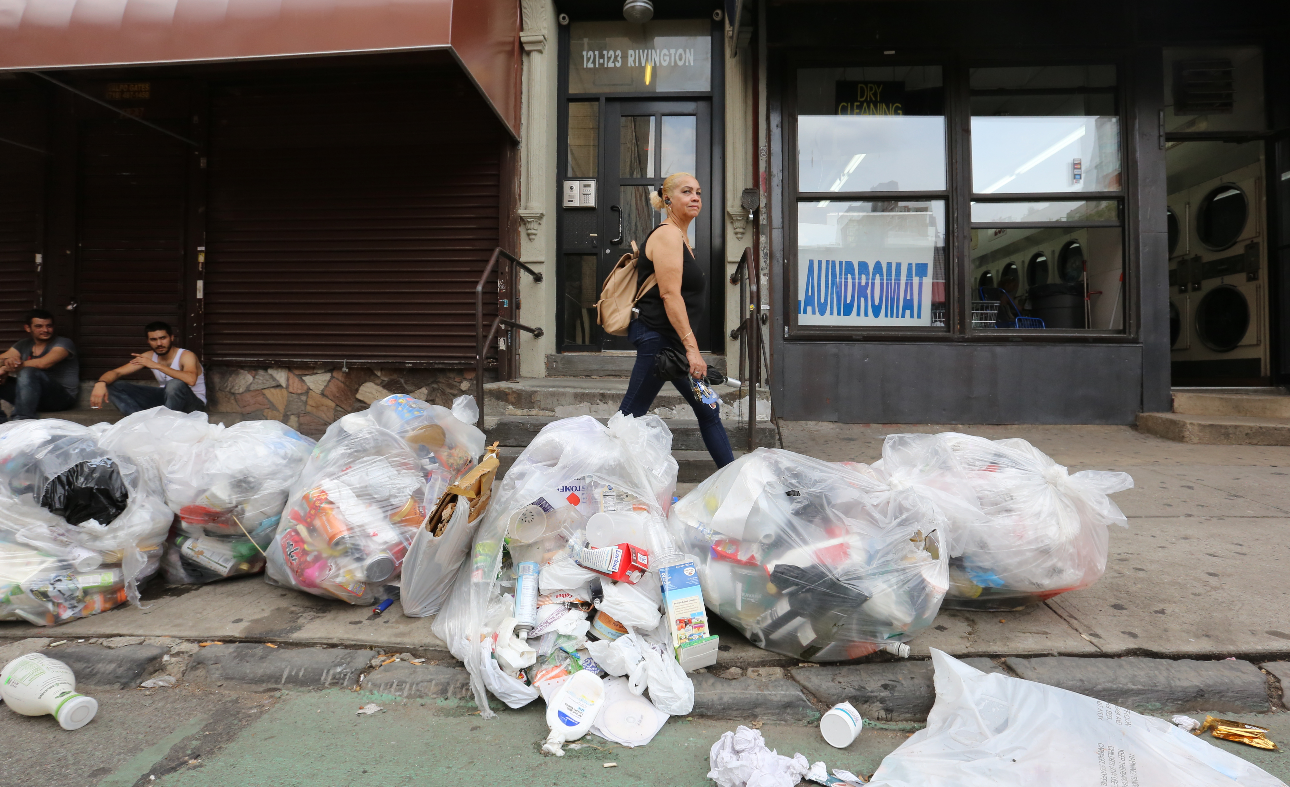 Vecina de East Village Ramina Reyes se queja de la basura que abunda en la ciudad y atrae ratas. Alcalde Bill de Blasio anuncio la instalacion de tachos de basura con manija que impide que las ratas encuentre comida.