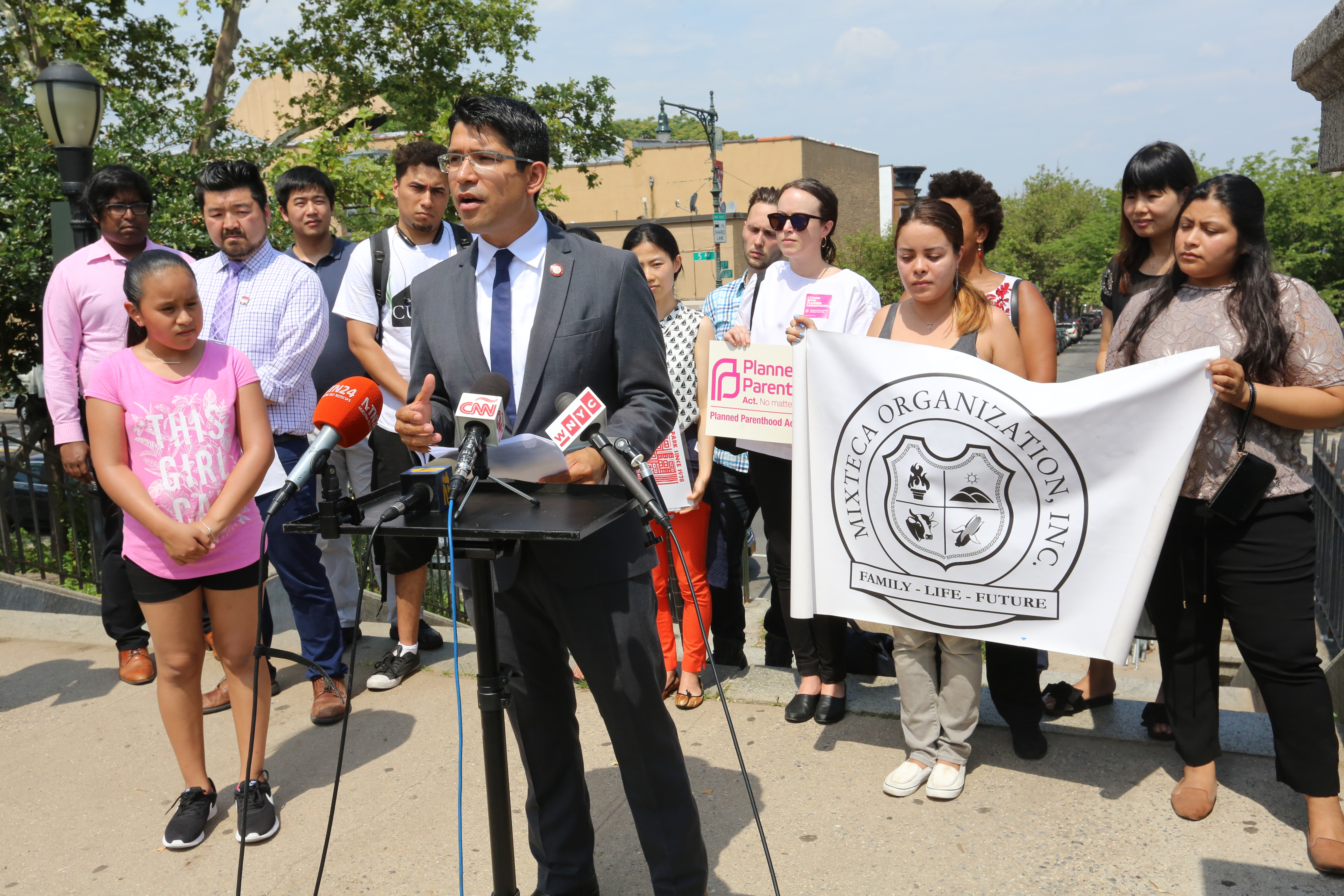 Concejal Carlos Menchaca y activistas de organizaciones para la ayuda al inmigrante piden por nuevas leyes para protegera personas con ordenes de deportacion.