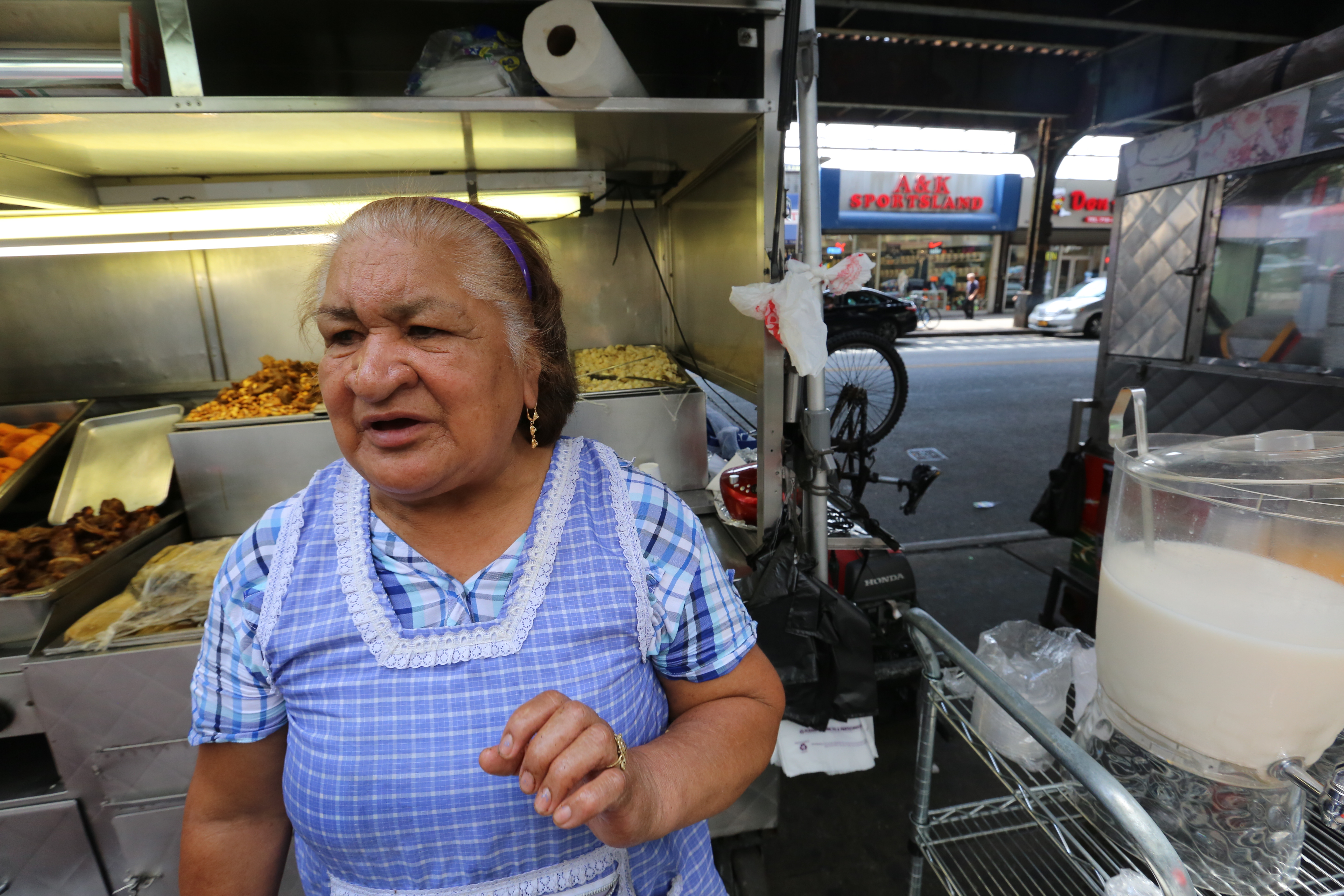 Maria Crespo en su puesto de comida tipica de Ecuador. Alcalde Bill de Blasio pasara la semana en el condado de Queens.