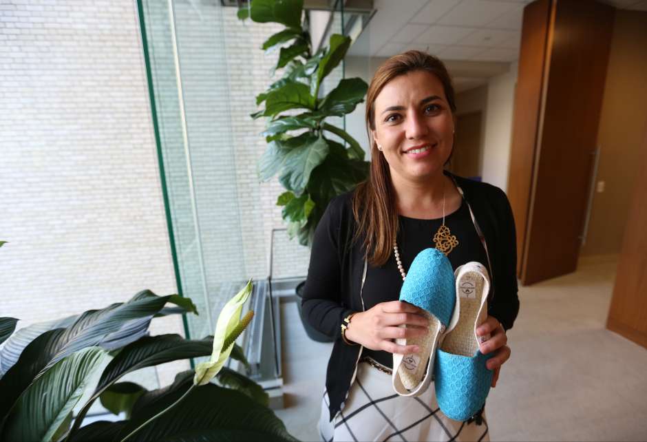 Colombiana Laura Viveros co-fundadora de Soles for Change, una empresa que realiza alpargatas artesanales.