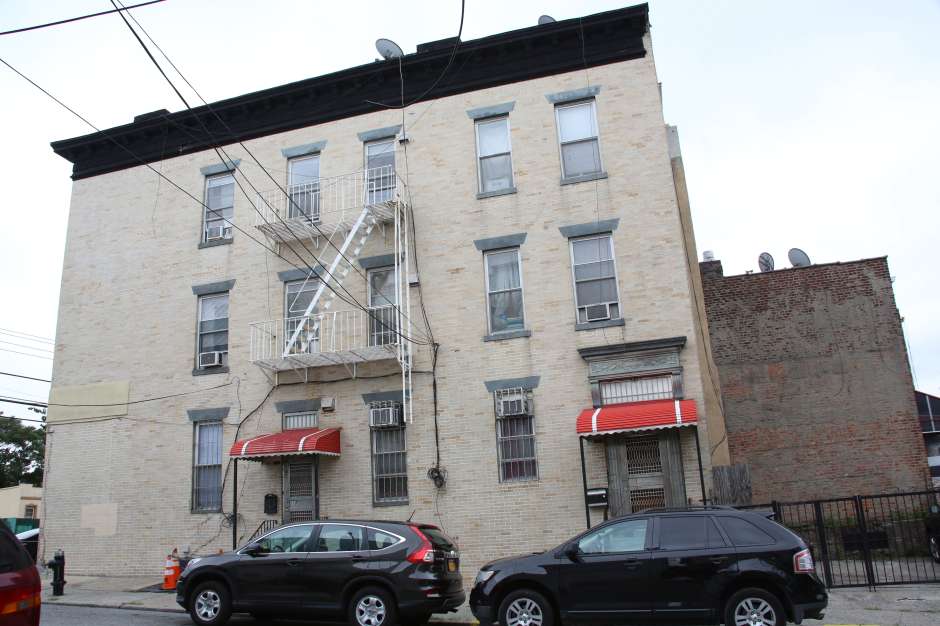 4162 de la Calle 70 en Queens, donde hispanos fueron estafados en la renta de un apartmento.
