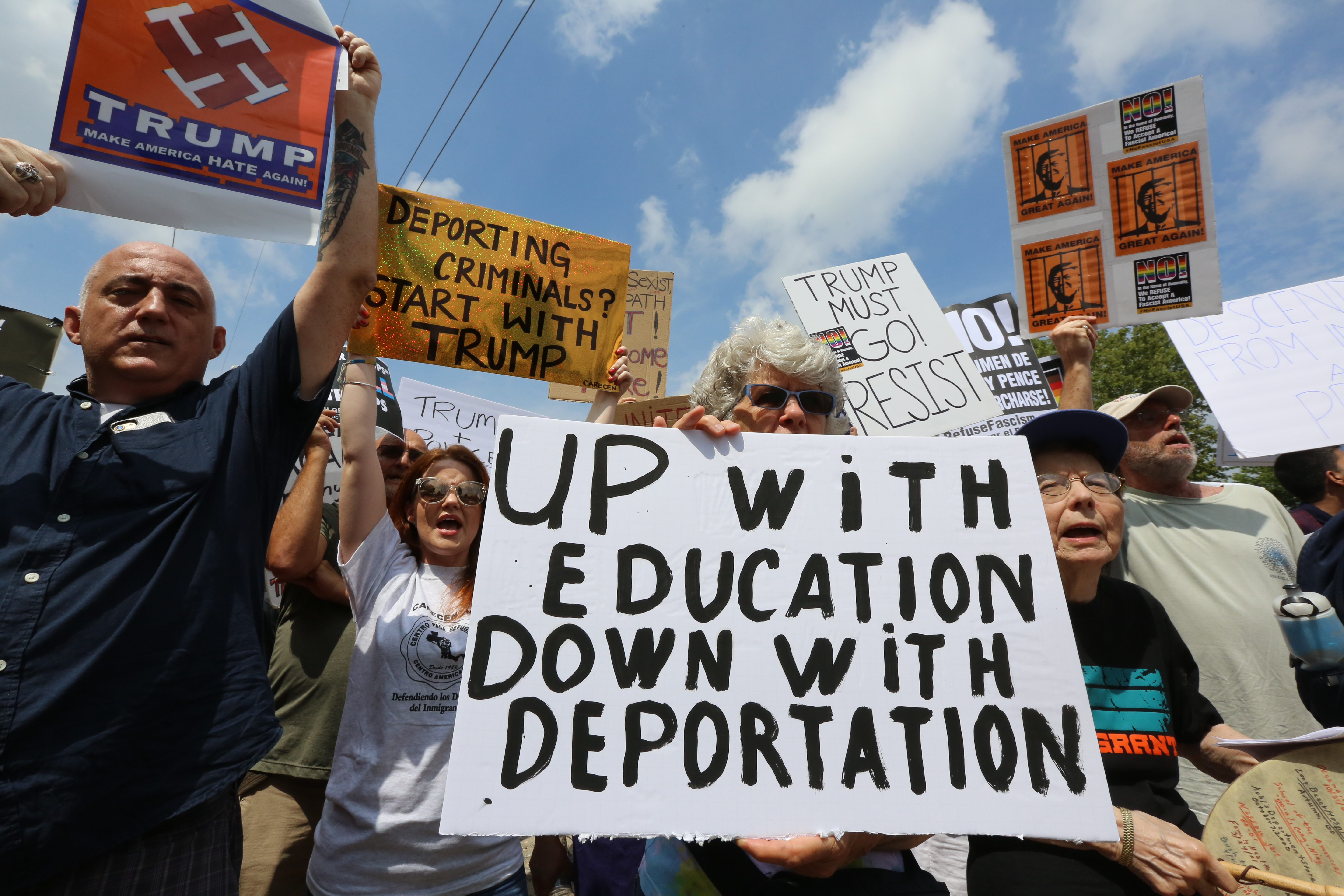 Inmigrantes protestan en frente del del Teatro Van Nostrand en la Suffolk County Community College donde el presidente Trump habla sobre las pandillas de Long Island.