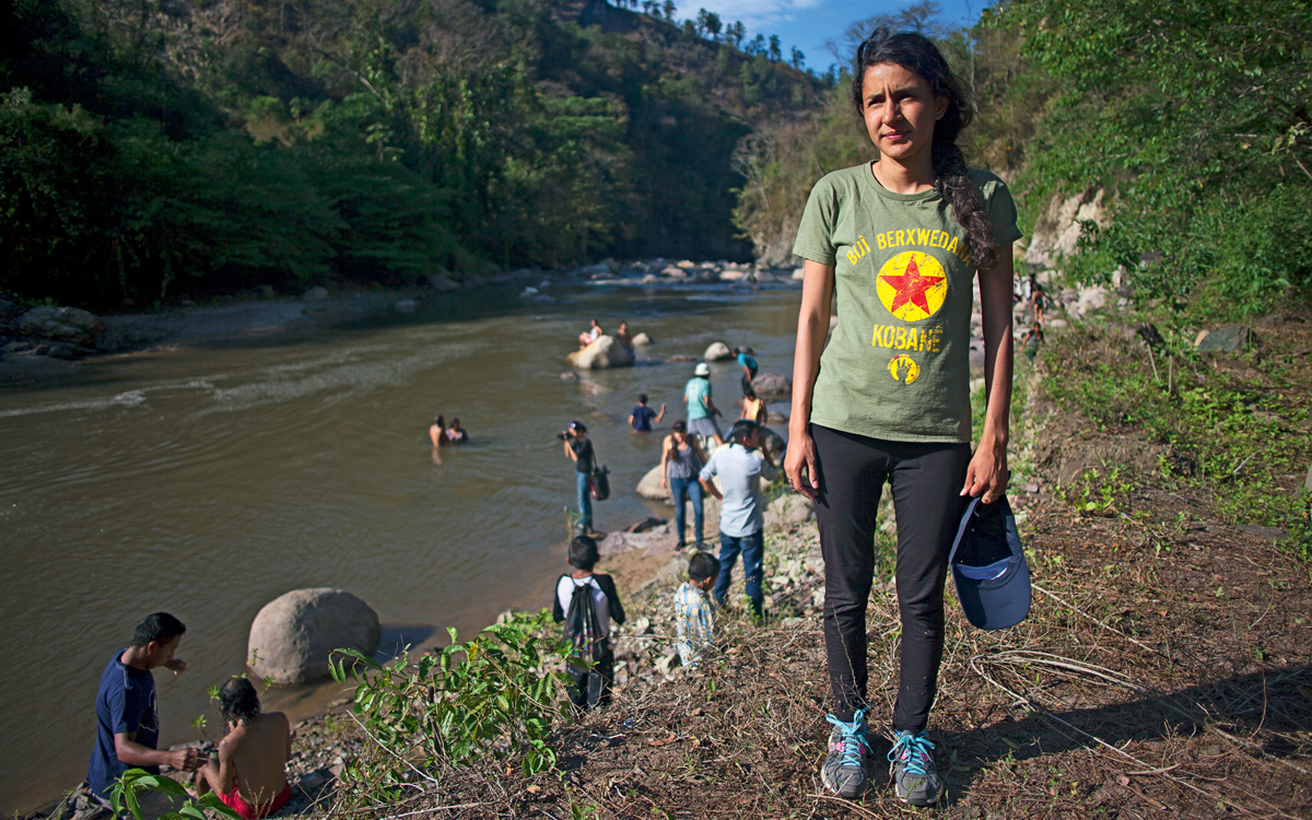 Berta Cáceres Zúñiga, hija de Berta Cáceres, en el río Gualcarque que protegía su madre.