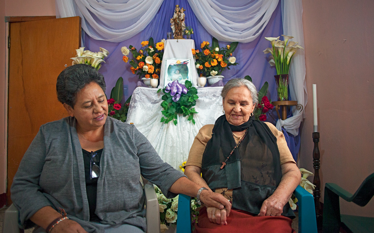 La hermana y la madre de Berta Cáceres.