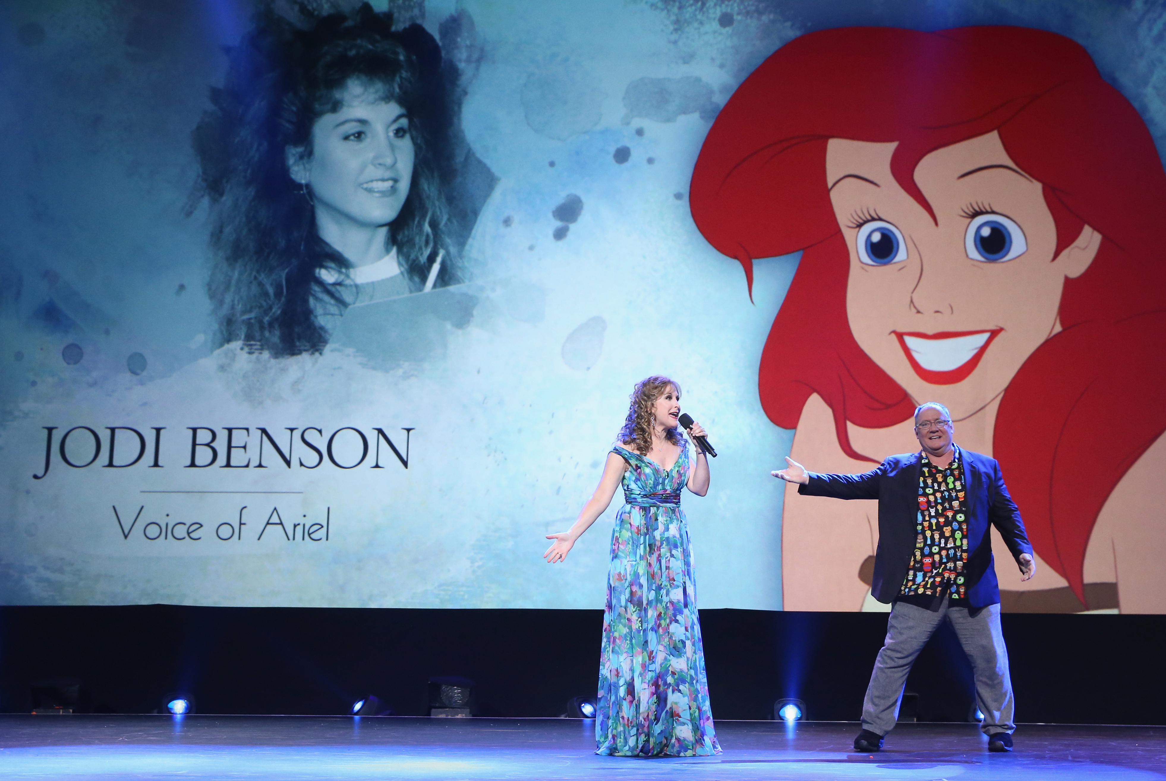 Jodi Benson, la voz de Ariel de "La Sirenita" (The Little Mermaid) con John Lasseter.