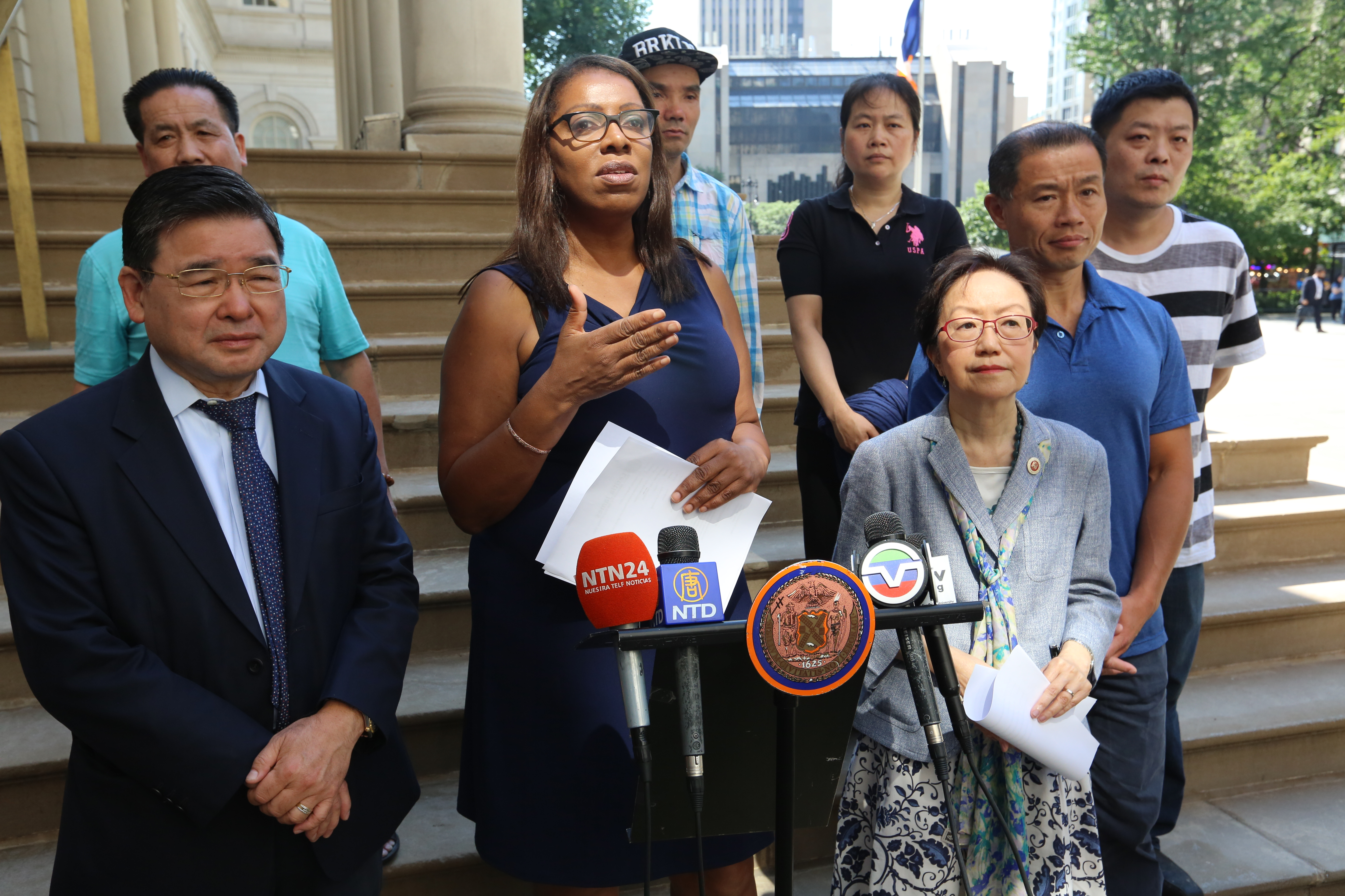 Concejal Margaret Chin y la Defensora del Pueblo Letitia James anuncian la resolucion para protejer a los repartidores de comida en caso de asalto.