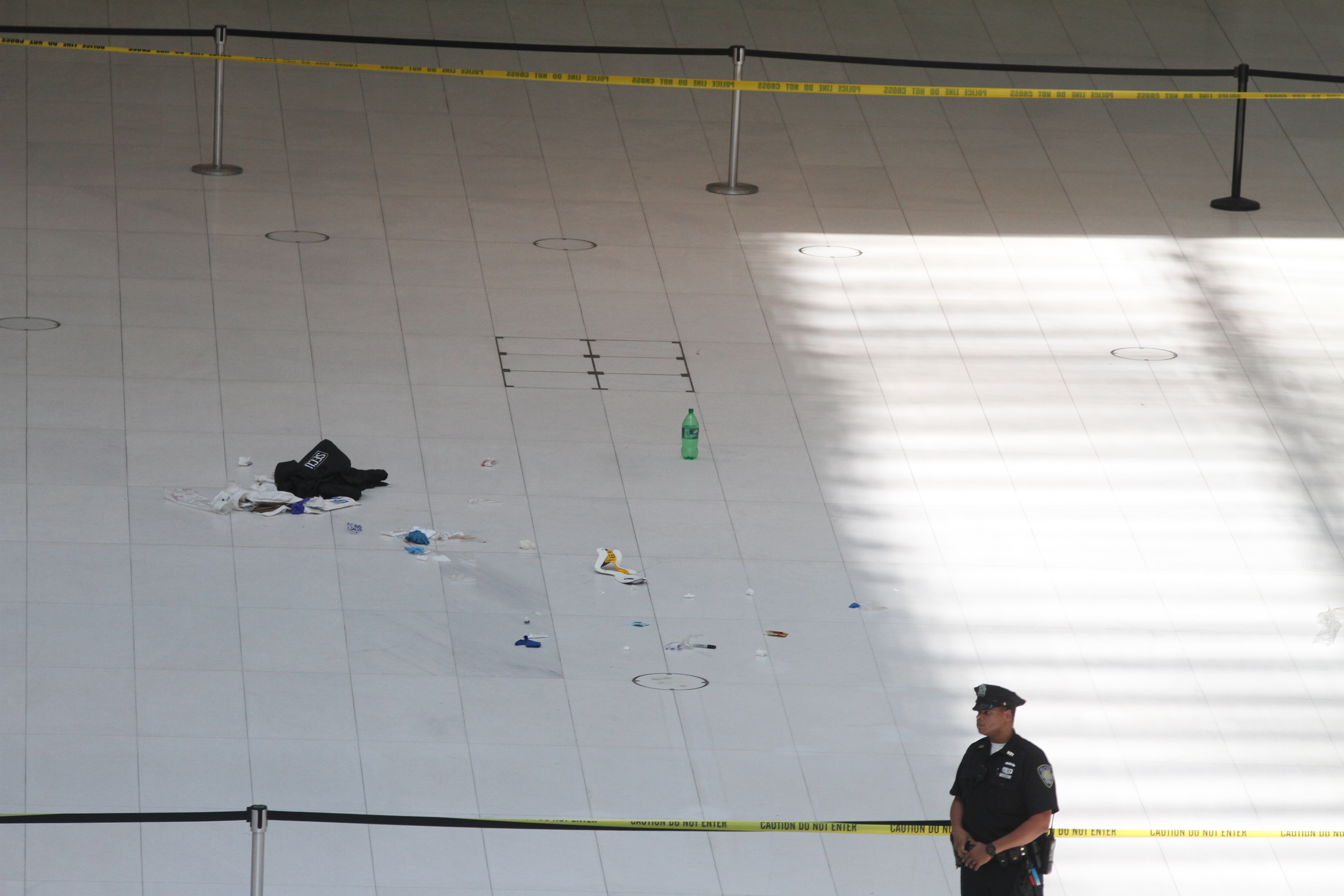 Policias investigan el incidente donde un hombre de 43 años salta del tercer balcon del Oculus -World Trade Center en la hora del almuerzo.
