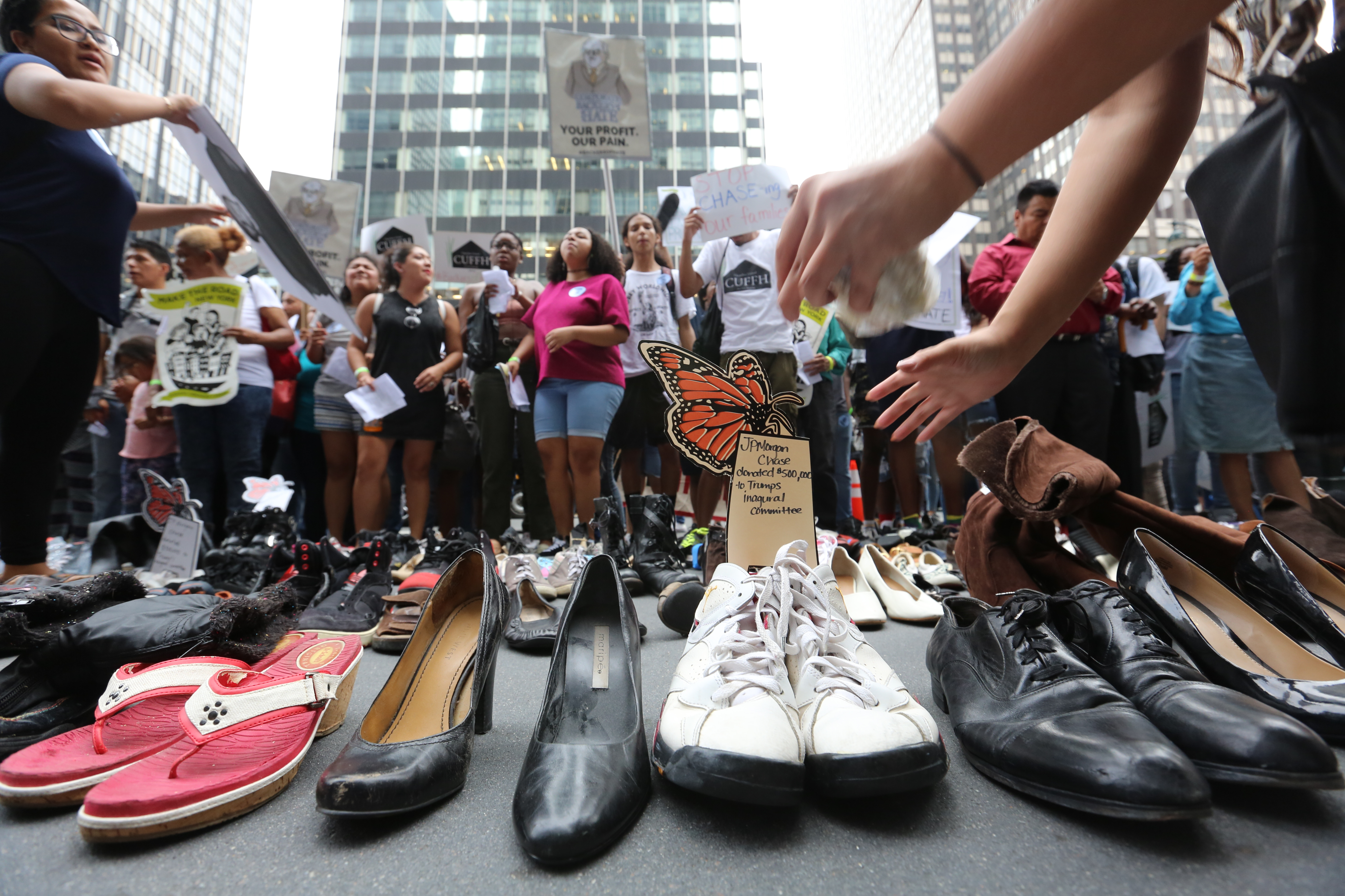 Inmigrantes marchan contra JP Morgan Chase por financiar los centro de detencion y los zapatos simbolizan los indocumentados detenidos.