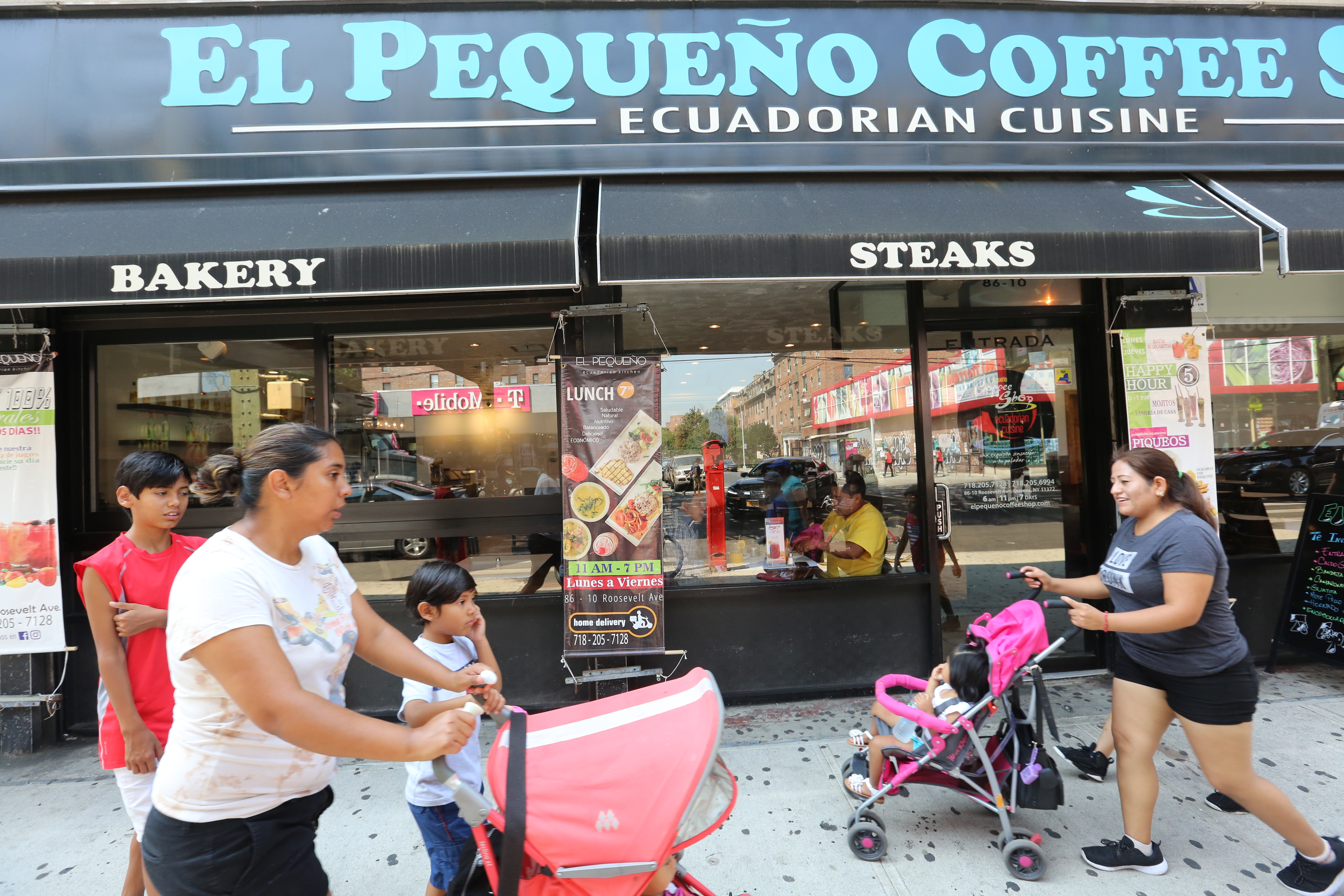 Comunidad Ecuatoriana sigue creciendo en el area de Corona y Jackson Heights, Queens.