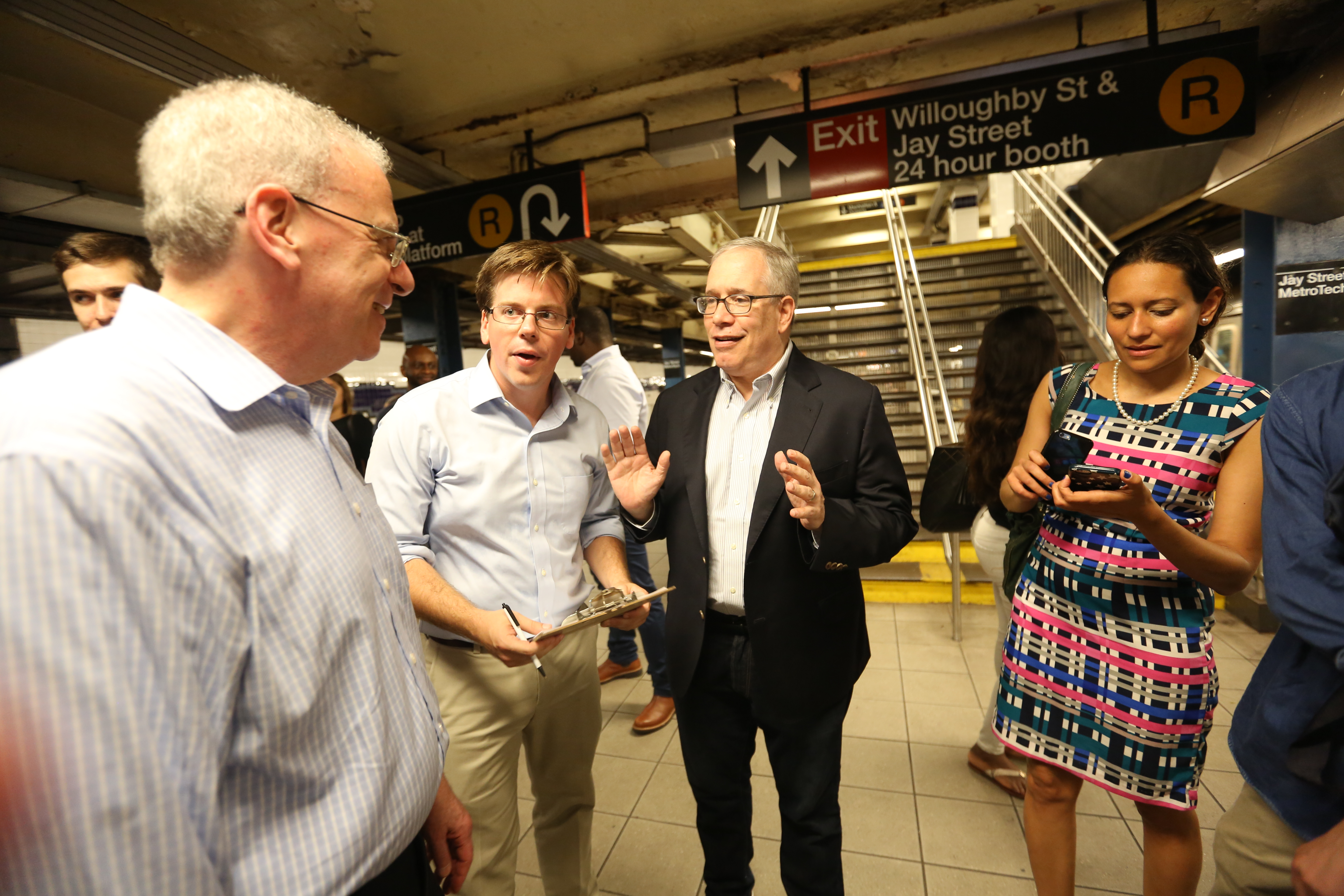 Concejales Ydanis Rodriguez y Carlos Menchaca, la Defensora del Pueblo Letitia James y el Contralor Scott Stringer se unieron para visitar varias estaciones del metro para sabes de las quejas de los ususarias.