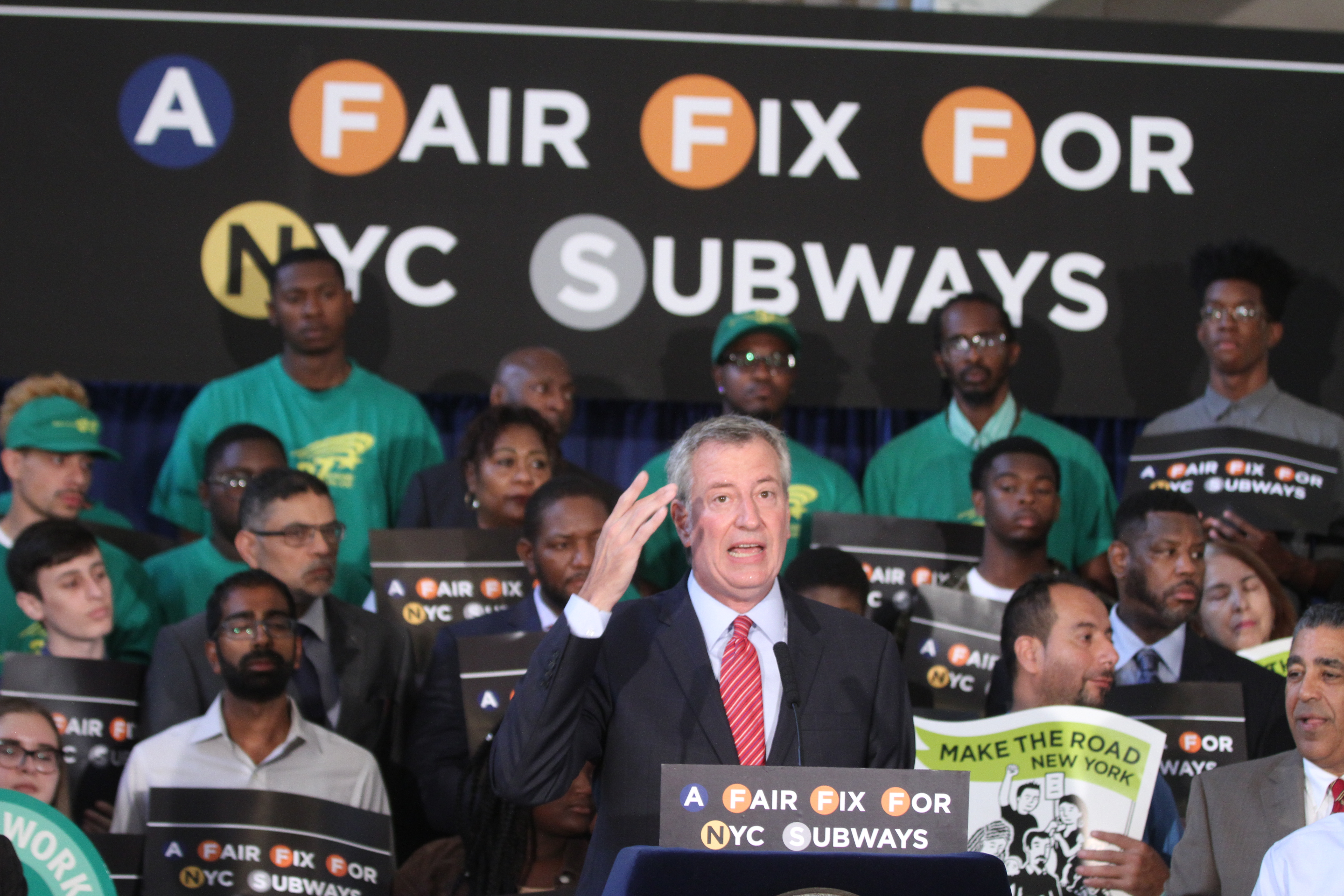 Alcalde Bill de Blasio durante anuncio del plan del aumento del impuesto a los millonarios para resolver los problemas del metro.