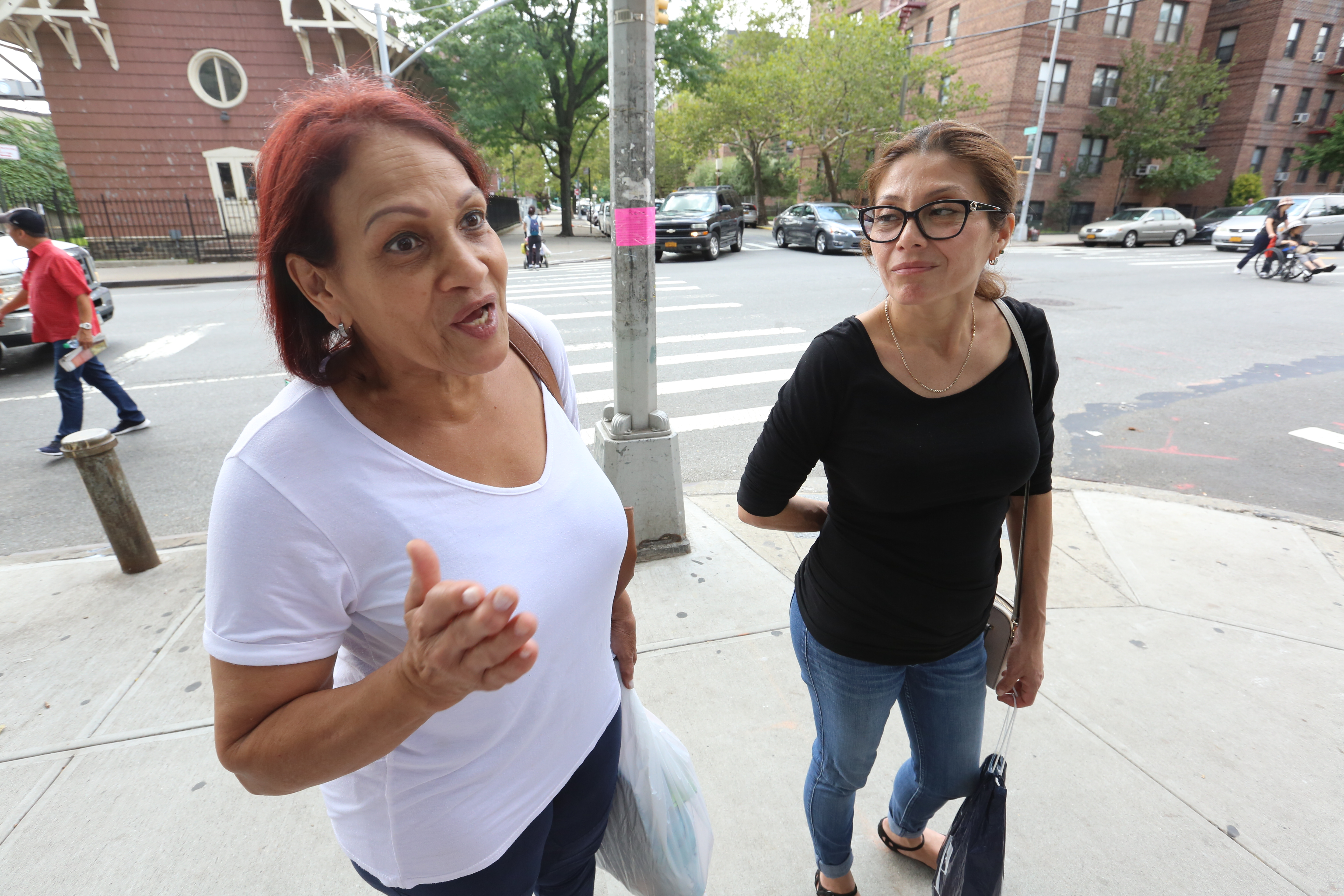 Yani Rantajal y Rosa Dominguez en Queens. Inquilinos de Nueva York reciben con agrado las nuevas leyes de proteccion contra el acoso de los caseros.