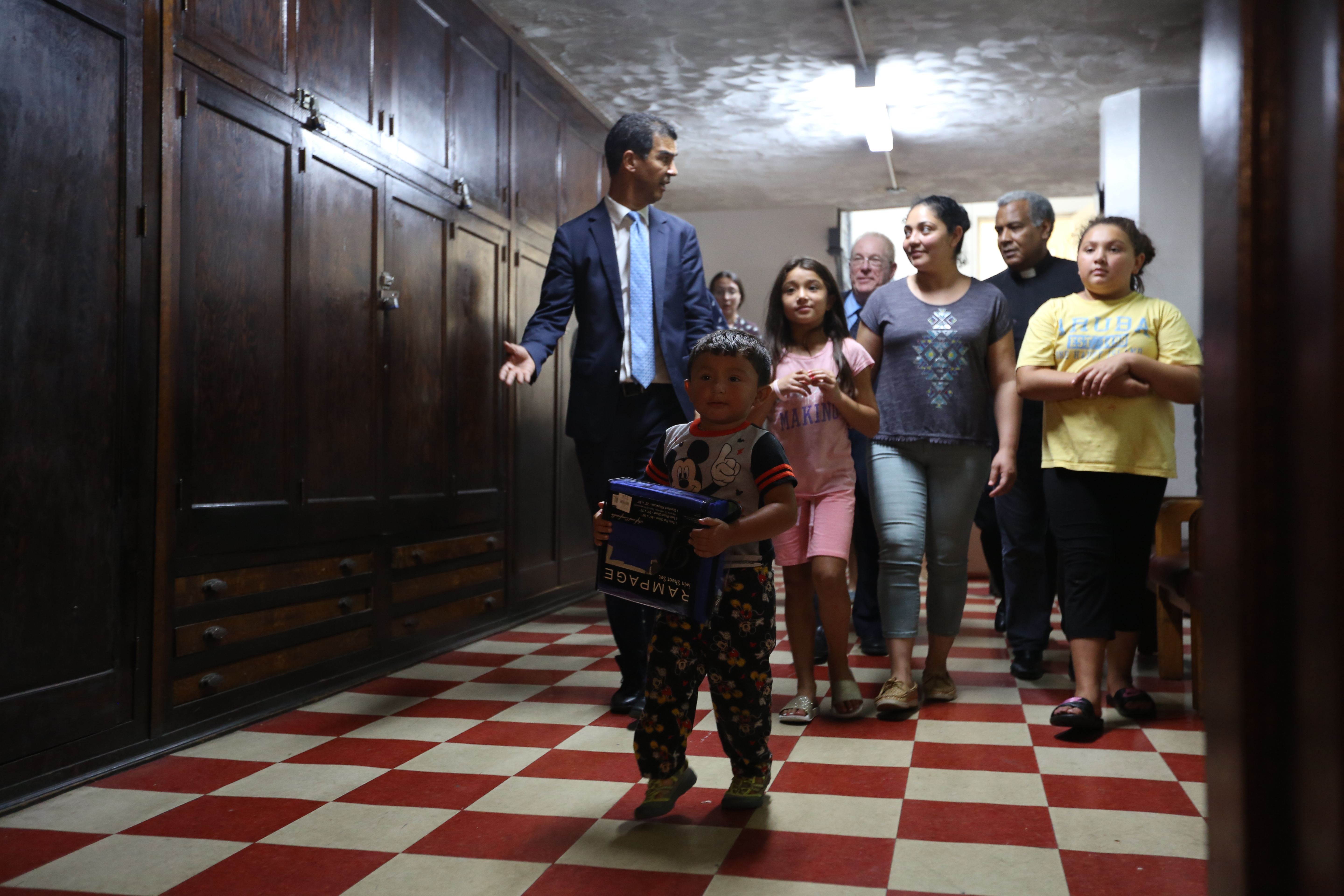 Guatemalteca Amanda Morales Guerra, 33, con sus hijos, Dulce Caravajal, 10, Daniela, 7 y David de 2 y medio, estan en la Iglesia Holyrood de Washington Heights. Amanda se enfrenta a deportacion pero sus hijos son ciudadanos americanos.
