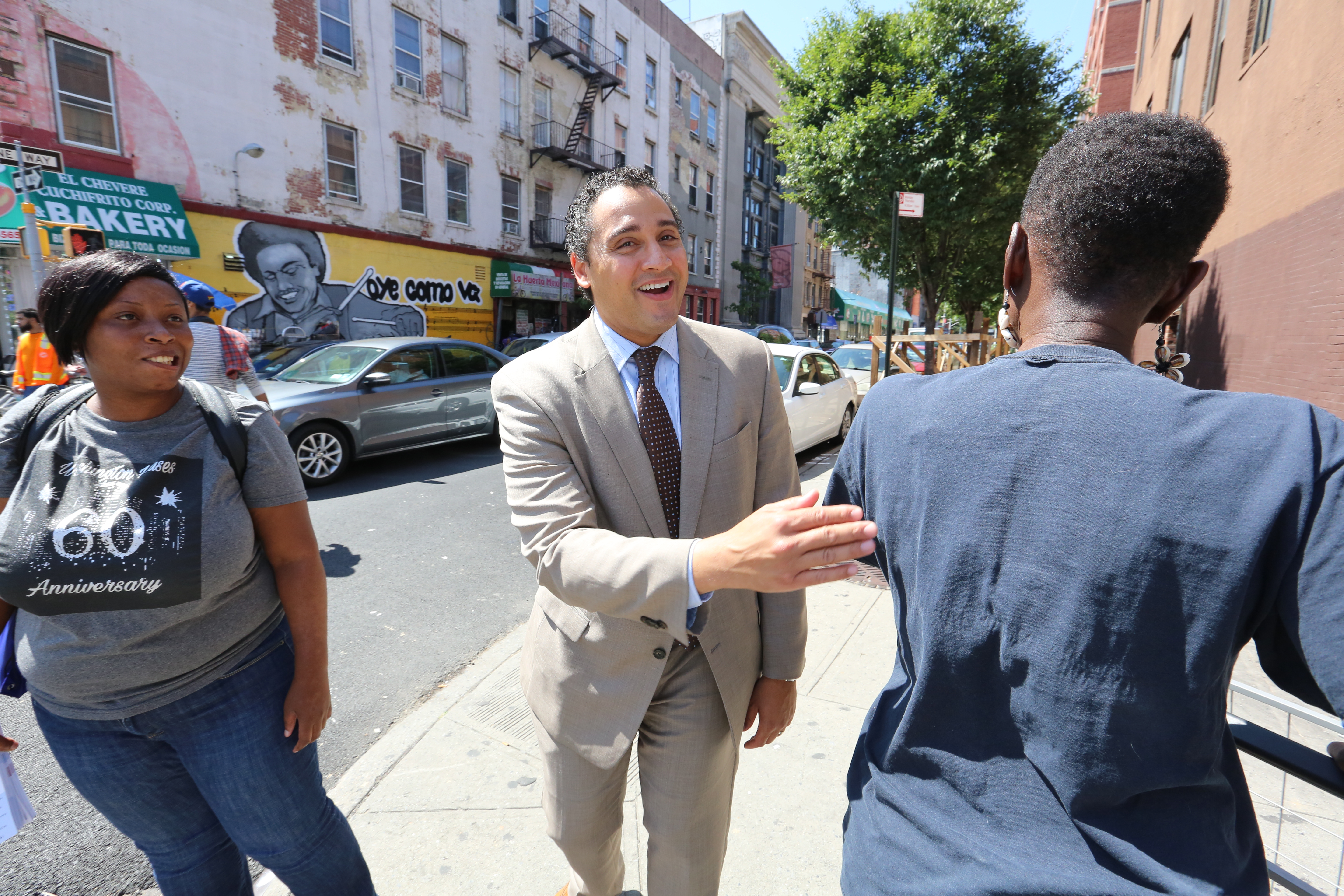 Candidata Democrata por el Districto 8 en El Barrio y el Bronx, Robert J. Rodriguez habla con sus constituyentes.