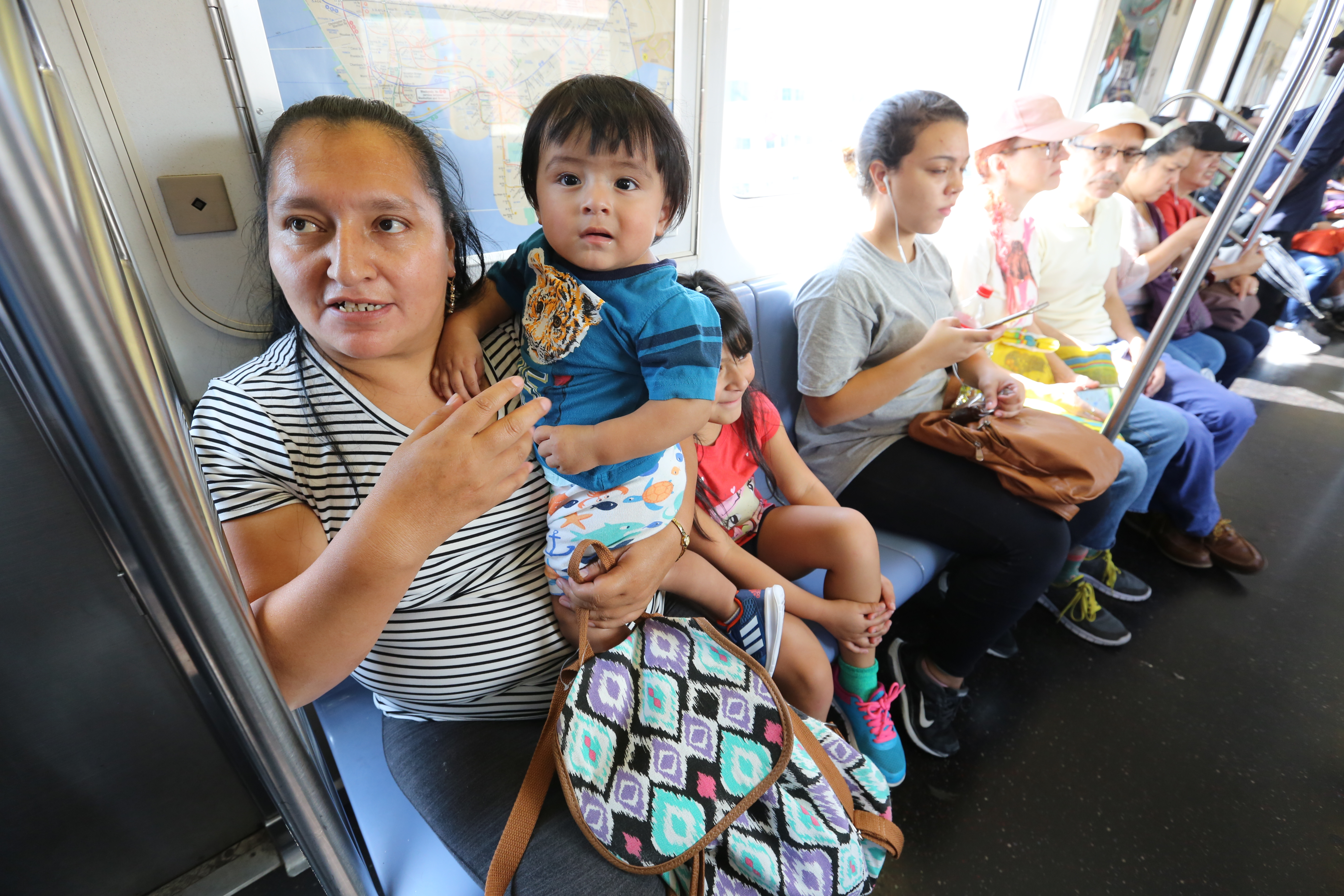 Ana Sinche con sus hijos en el metro. Usuarios hablan sobre los nuevos ataques de odio racial en el metro de Nueva York y la mas presencia policial.