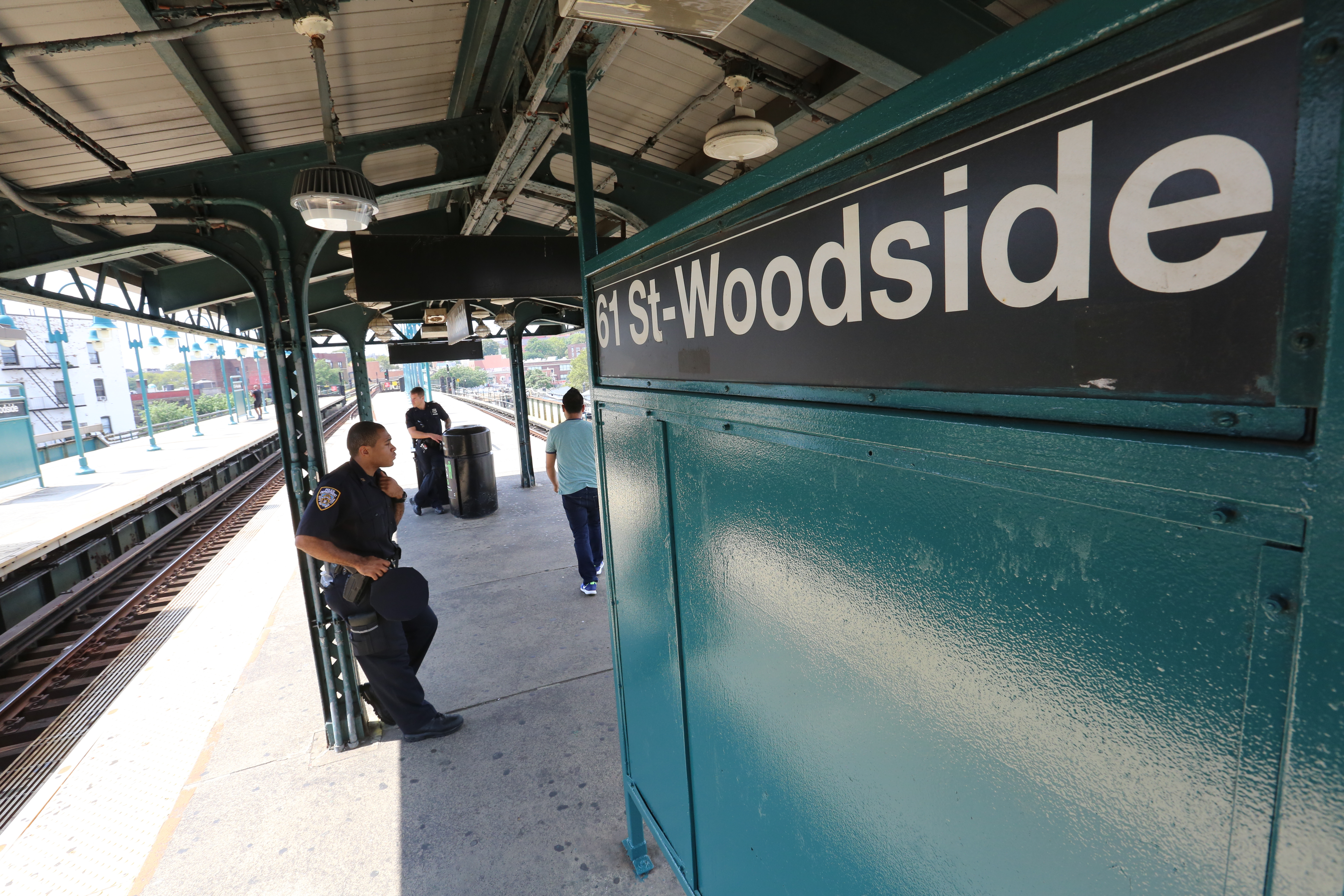 Usuarios hablan sobre los nuevos ataques de odio racial en el metro de Nueva York y la mas presencia policial.