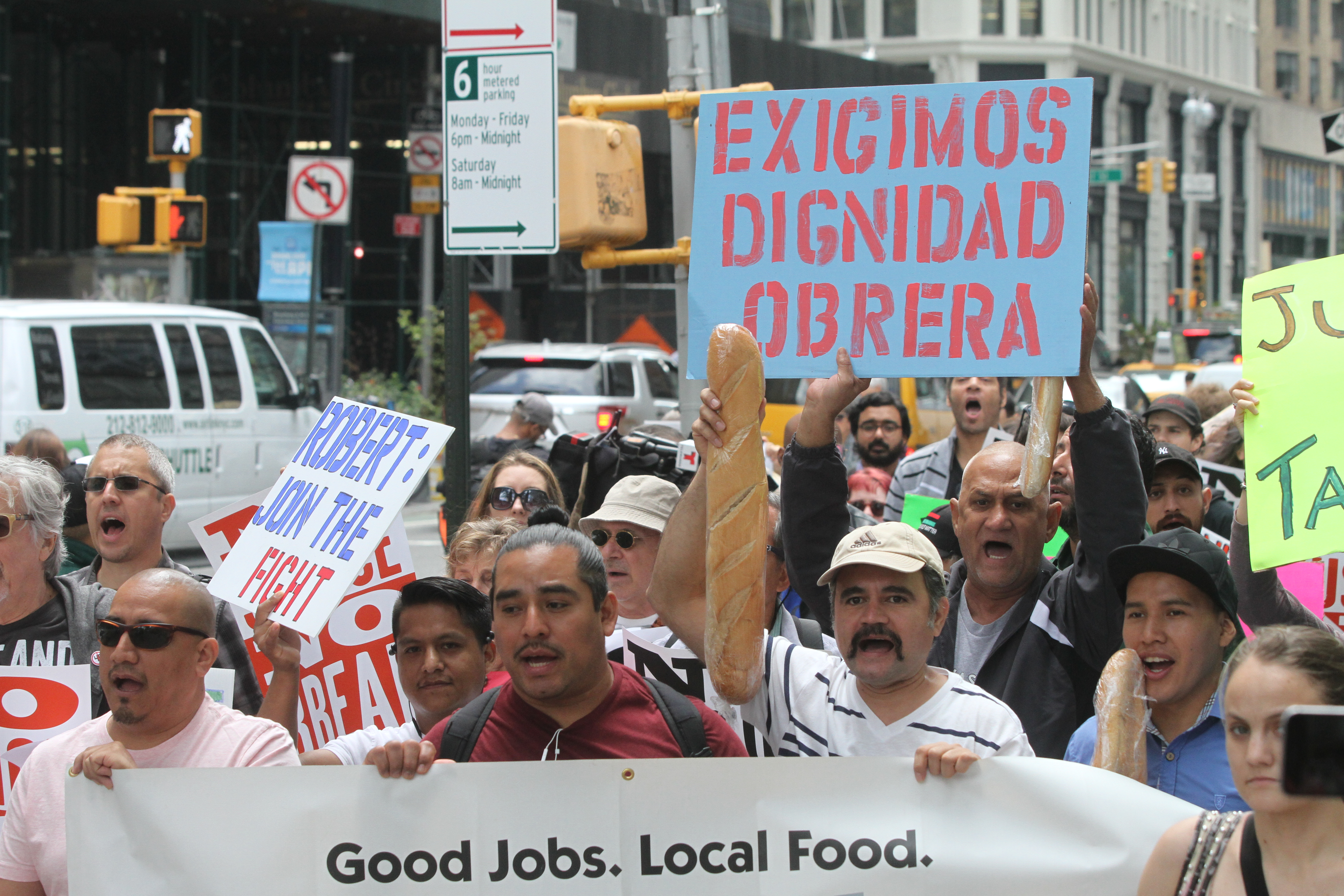 Trabajadores de Tom Cat estan pidiendo a supermercados y restaurantes que dejen de vender sus productos. Hoy un centenar de trabajadores se manifestaron en frente del restaurant "Robert" en Columbus Circle.