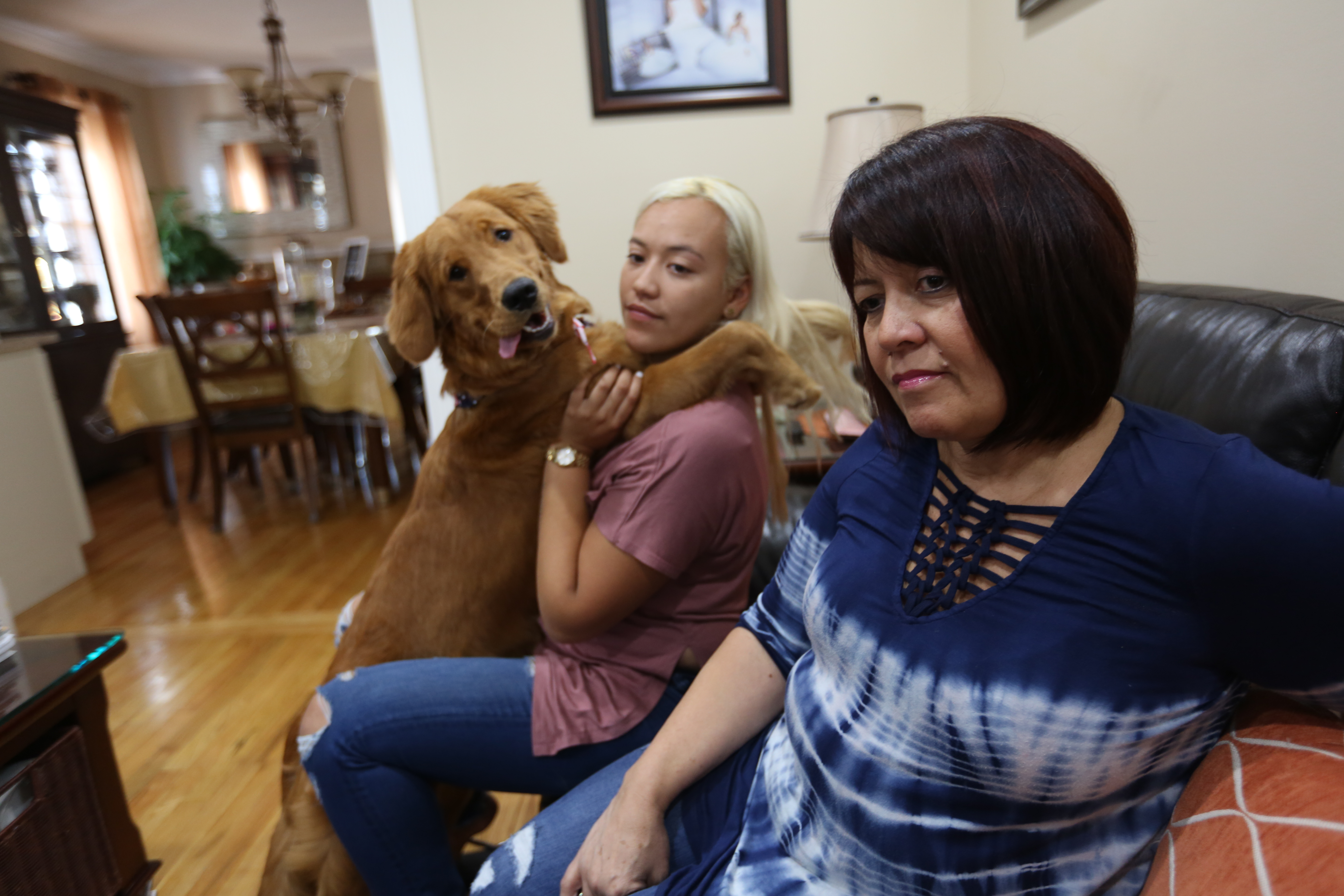 Viuda e hija del policia Ramon Suarez, fallecido en las Twin Towers durante los ataques del 9/11, Carmen y Jillian Suarez con su perrita, Luna.