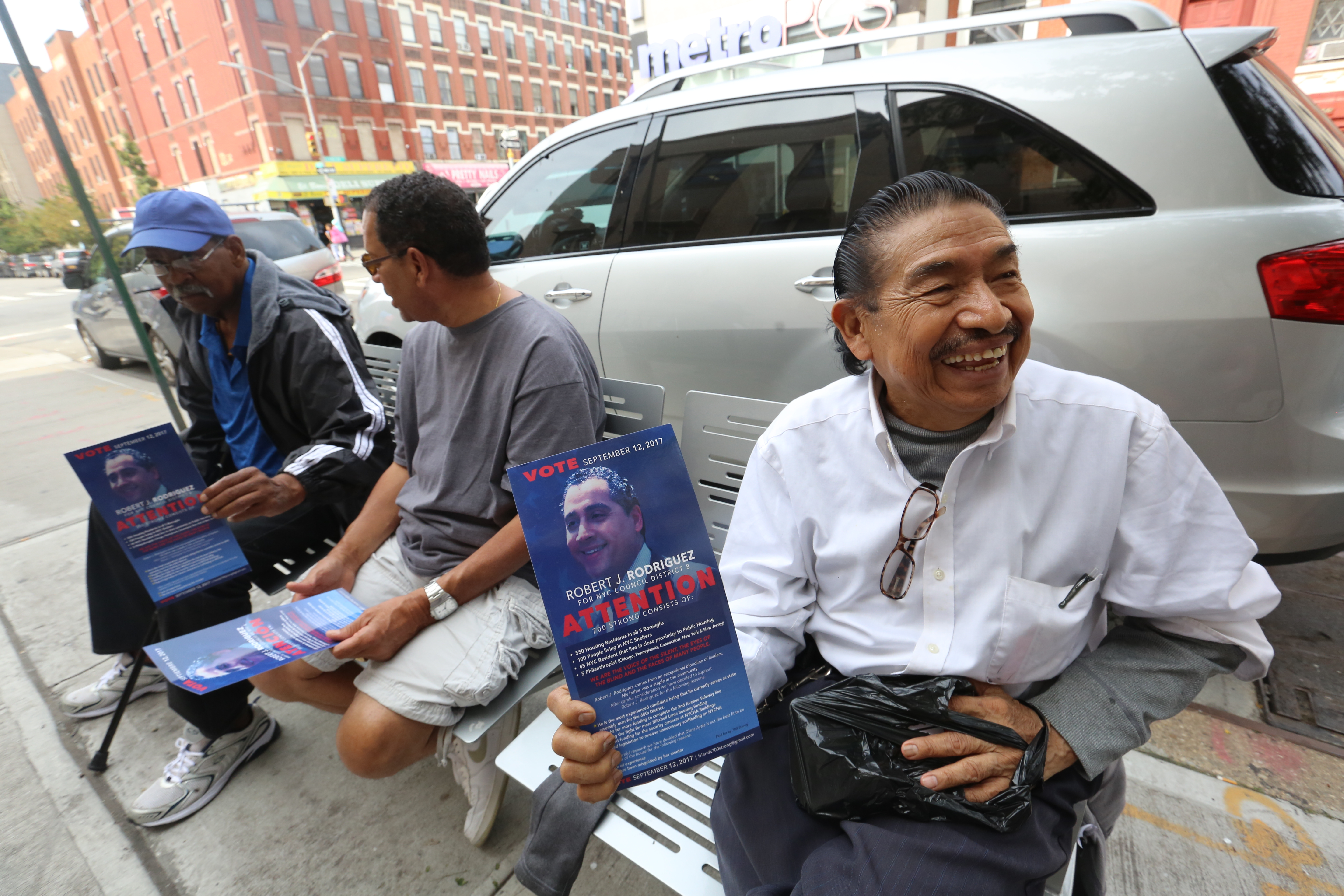 Silvino Victor Ramirez con una panfleto del Candidato a concejal Robert Rodriguez. Contienda politica del Districto 8 en El Barrio y el Sur del Bronx, donde los candidatos para el concejo se miden hoy en las elecciones primarias.