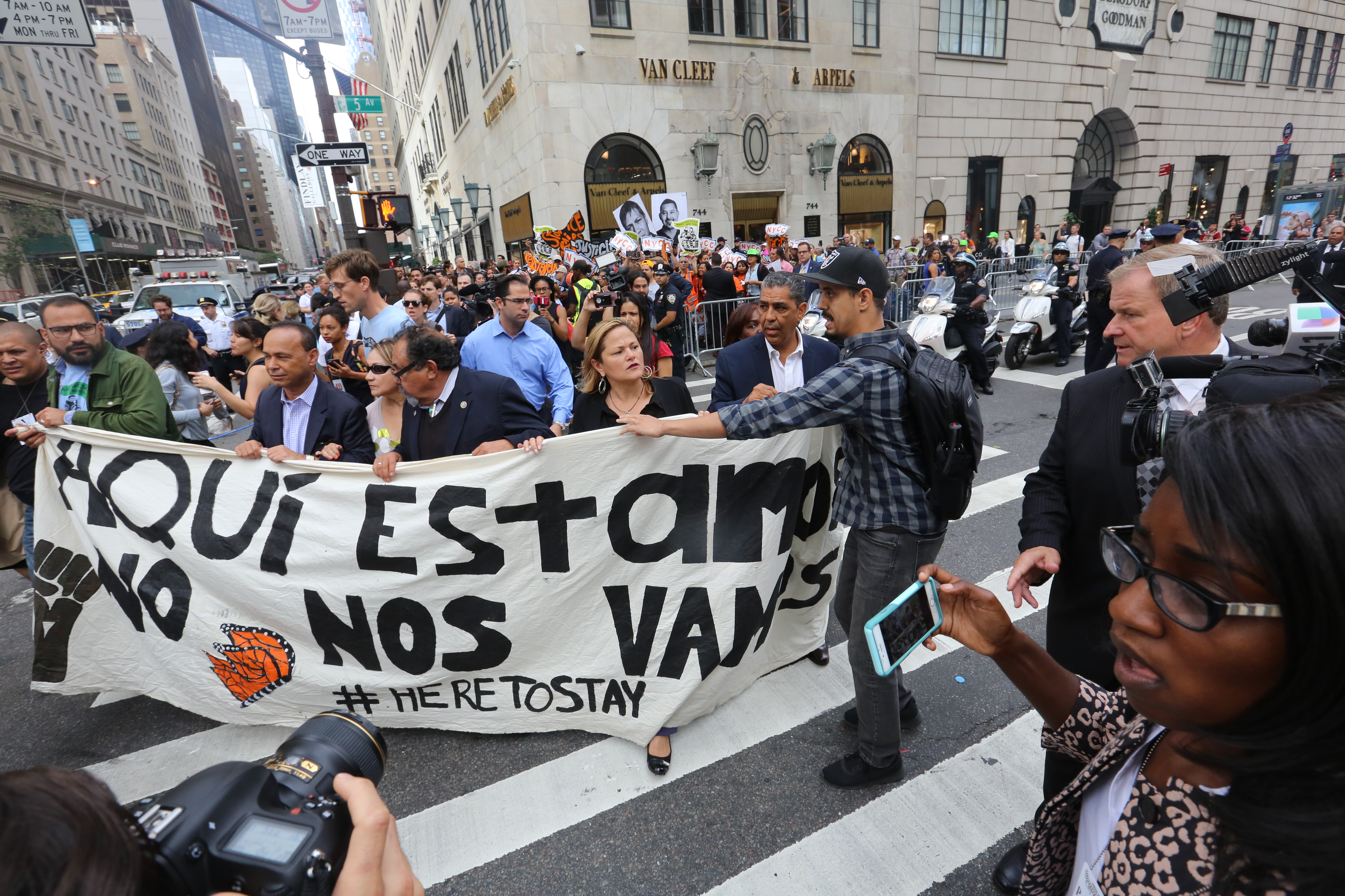 Presidenta del Concejo Melissa Mark-Viverito, Congresista de Arizona Raul Grijalva, Co Director de Make The Road, Javier Valdez, Congresista de Ohio, Luis Gutierrez, Congresista Adriano Espaillat y otros activistas fueron arrestados por desobediencia civil en frente de la Torre Trump.