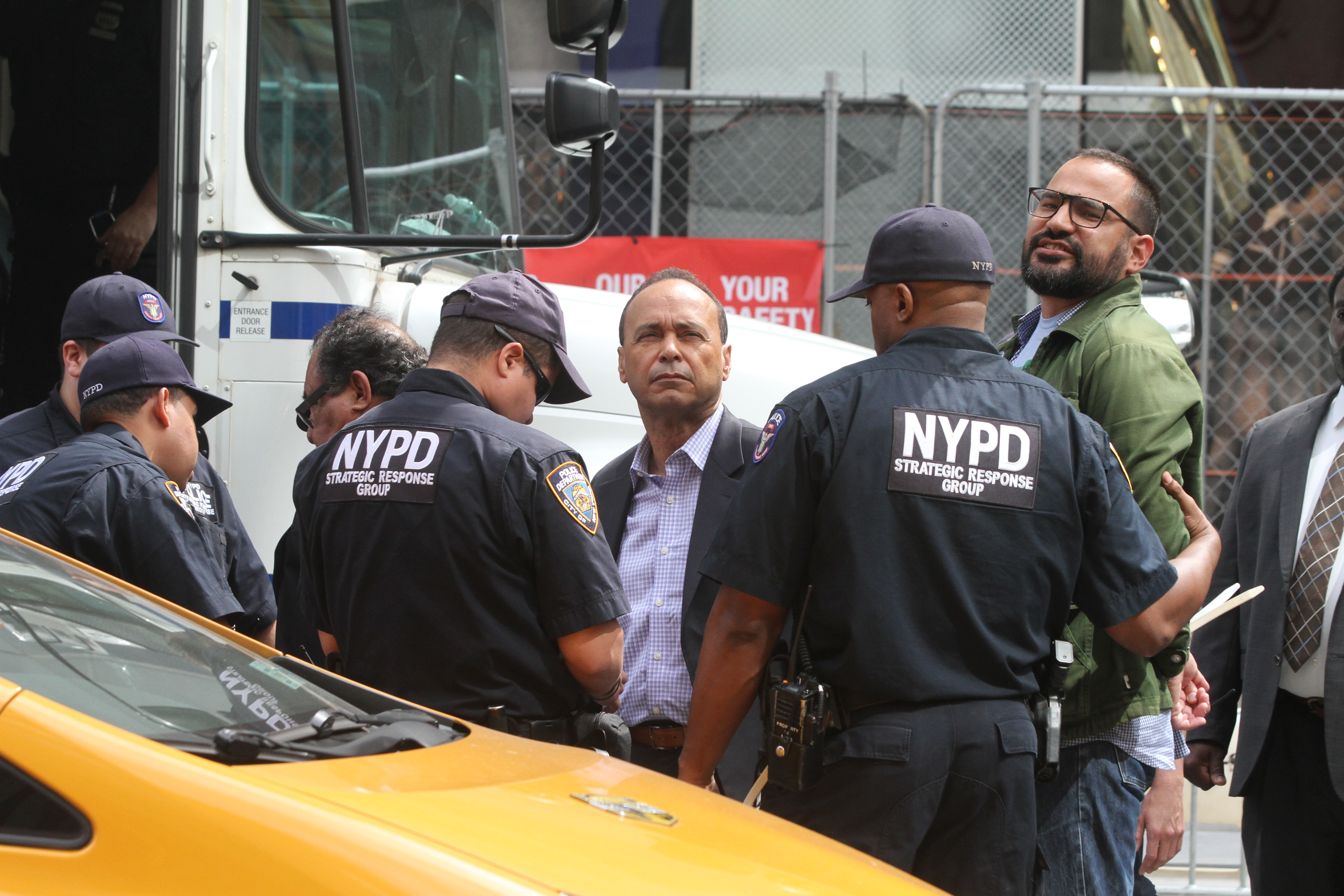 Presidenta del Concejo Melissa Mark-Viverito, Congresista de Arizona Raul Grijalva, Co Director de Make The Road, Javier Valdez, Congresista de Ohio, Luis Gutierrez, Congresista Adriano Espaillat y otros activistas fueron arrestados por desobediencia civil en frente de la Torre Trump.