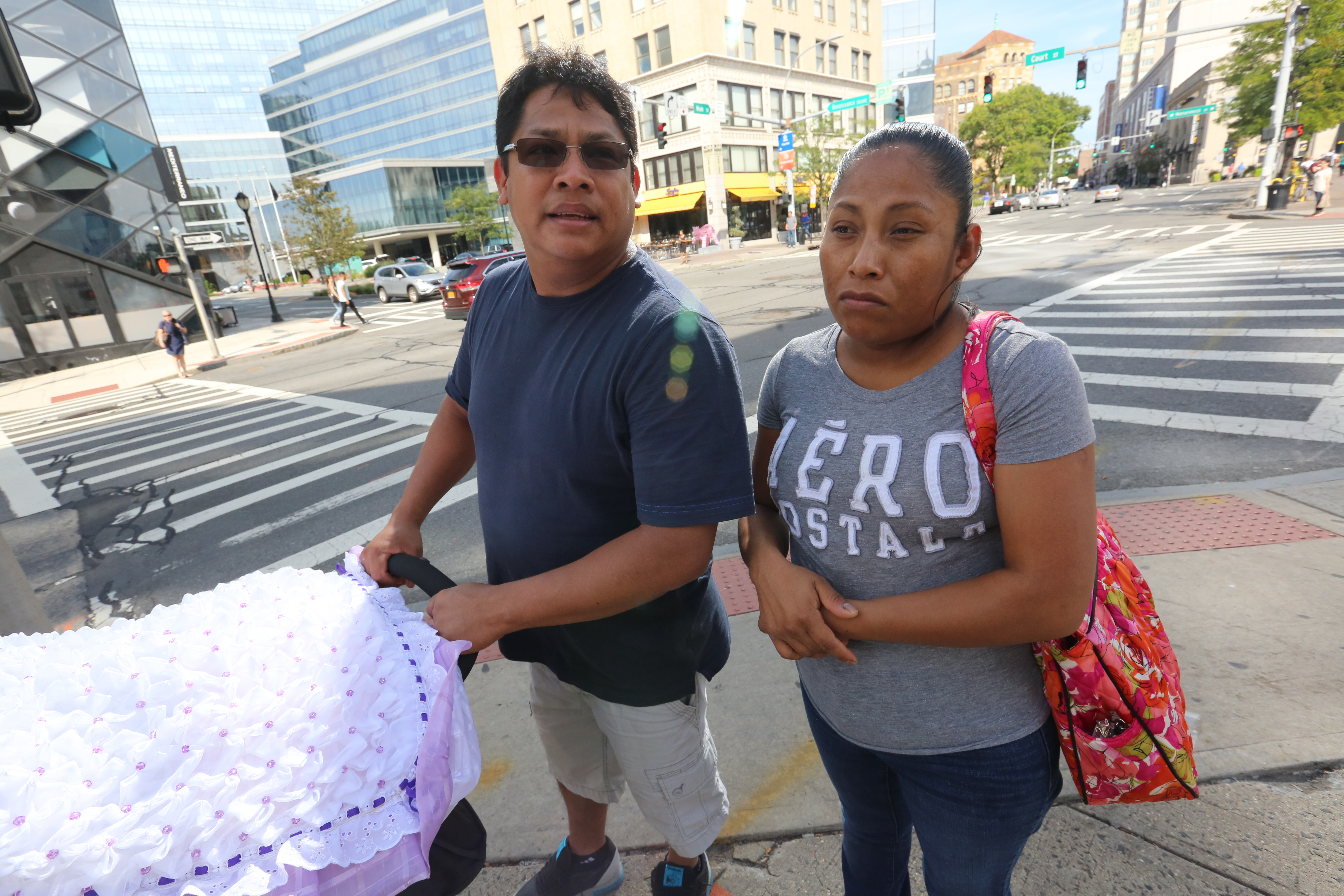 Rosalina Tapia y Julian Tapia. Hispanos en el area de Westchester, NY piden mas seguridad para los indocumentados.