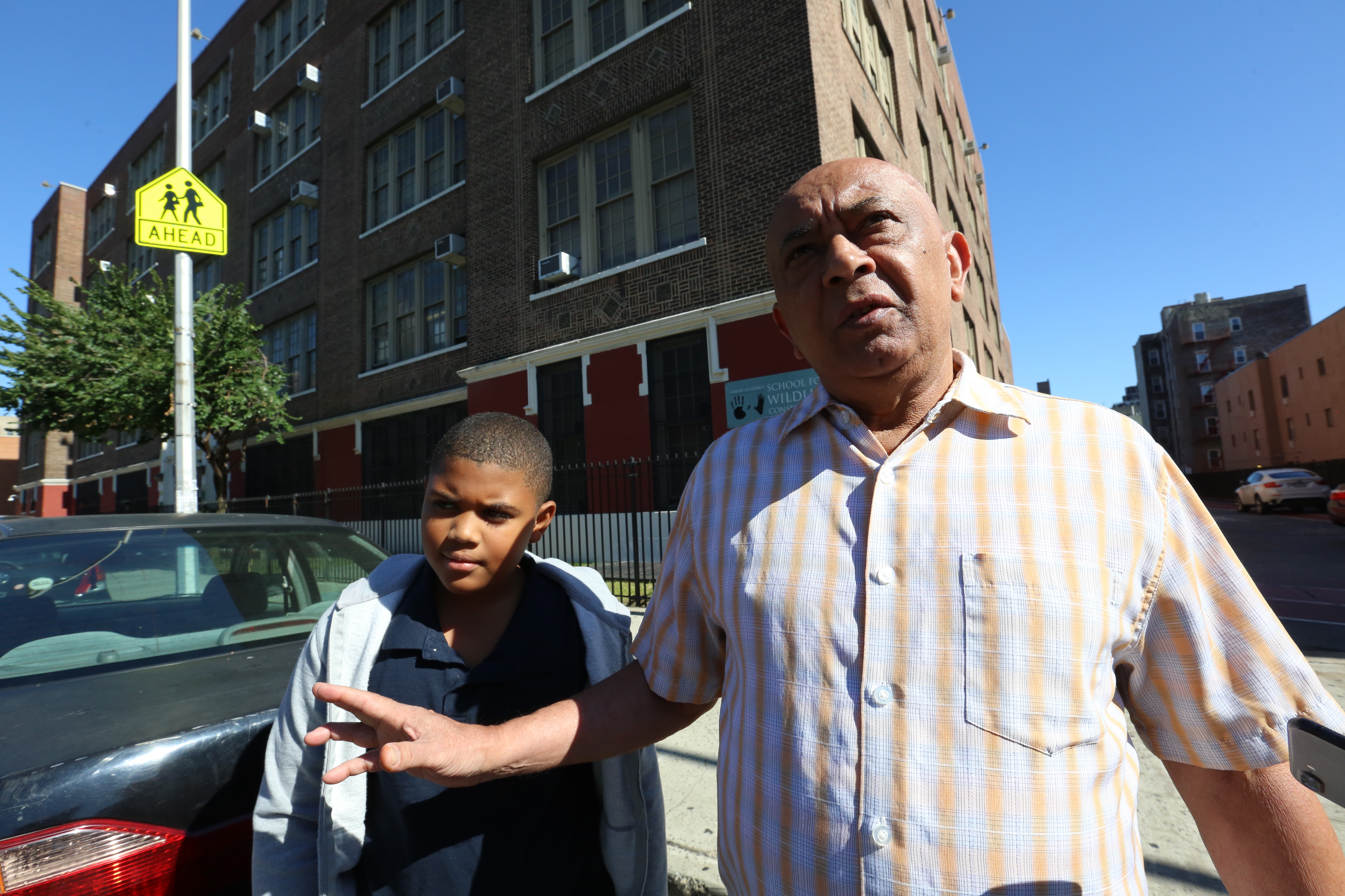 Seguridad de la policia hoy lunes en la Escuela de El Bronx donde un estudiante apuñalo a dos compañeros, matando a uno de ellos la semana pasada.