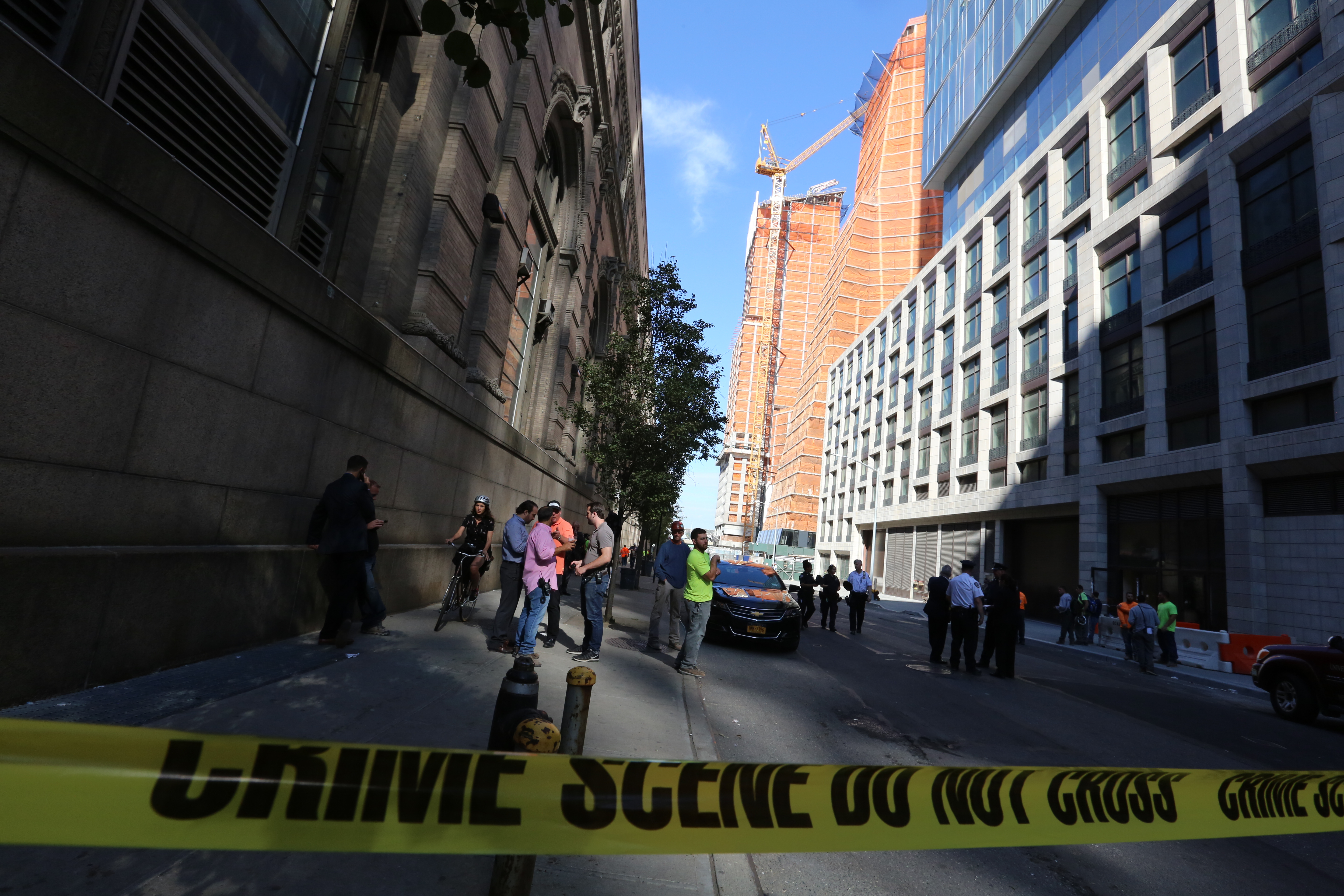 Capataz de una obra de construccion muere de un balazo por un empleado despedido hace dos dias en la Calle Oeste 59 y la Avenida 12 en Manhattan