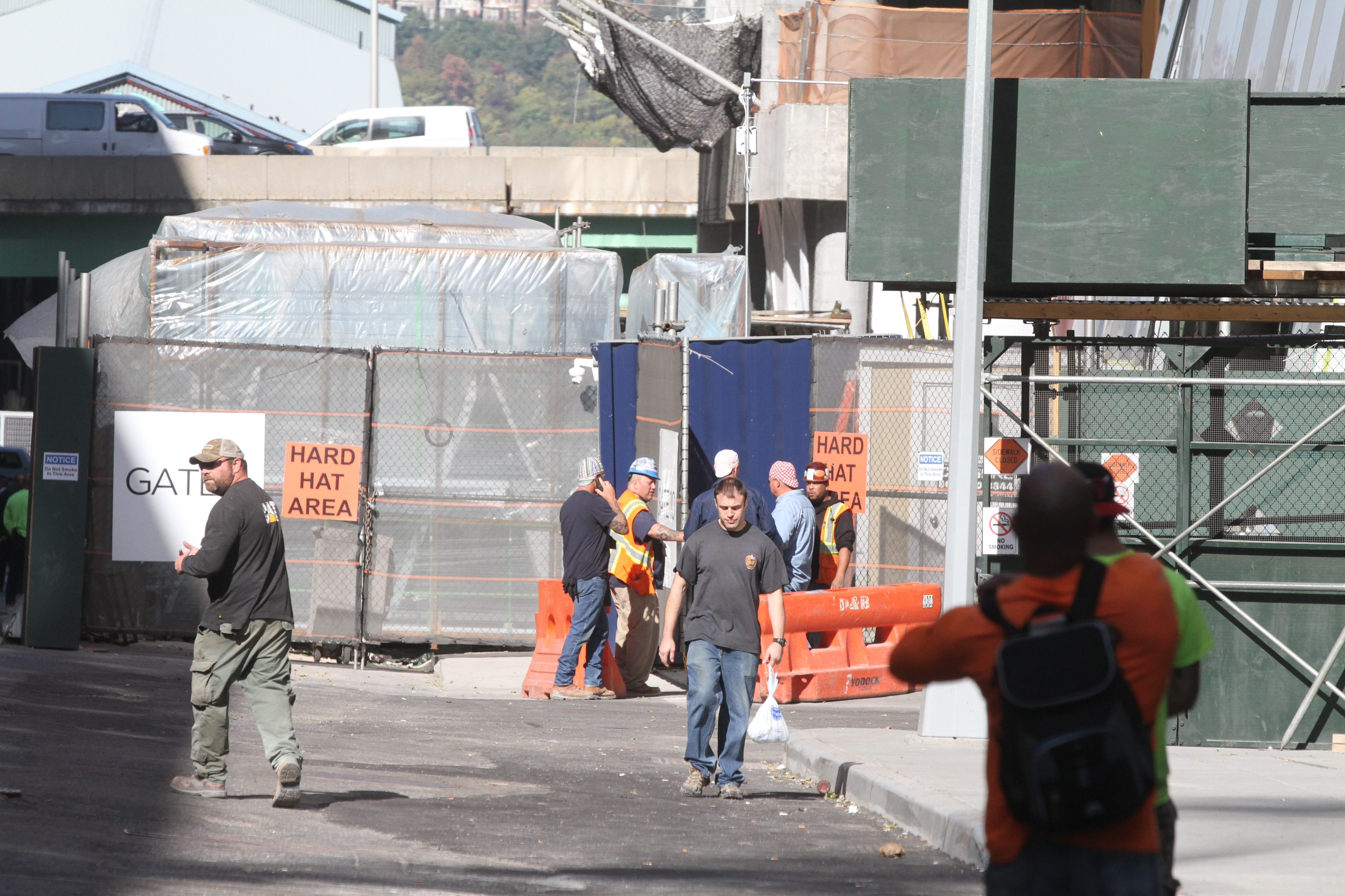 Capataz de una obra de construccion muere de un balazo por un empleado despedido hace dos dias en la Calle Oeste 59 y la Avenida 12 en Manhattan