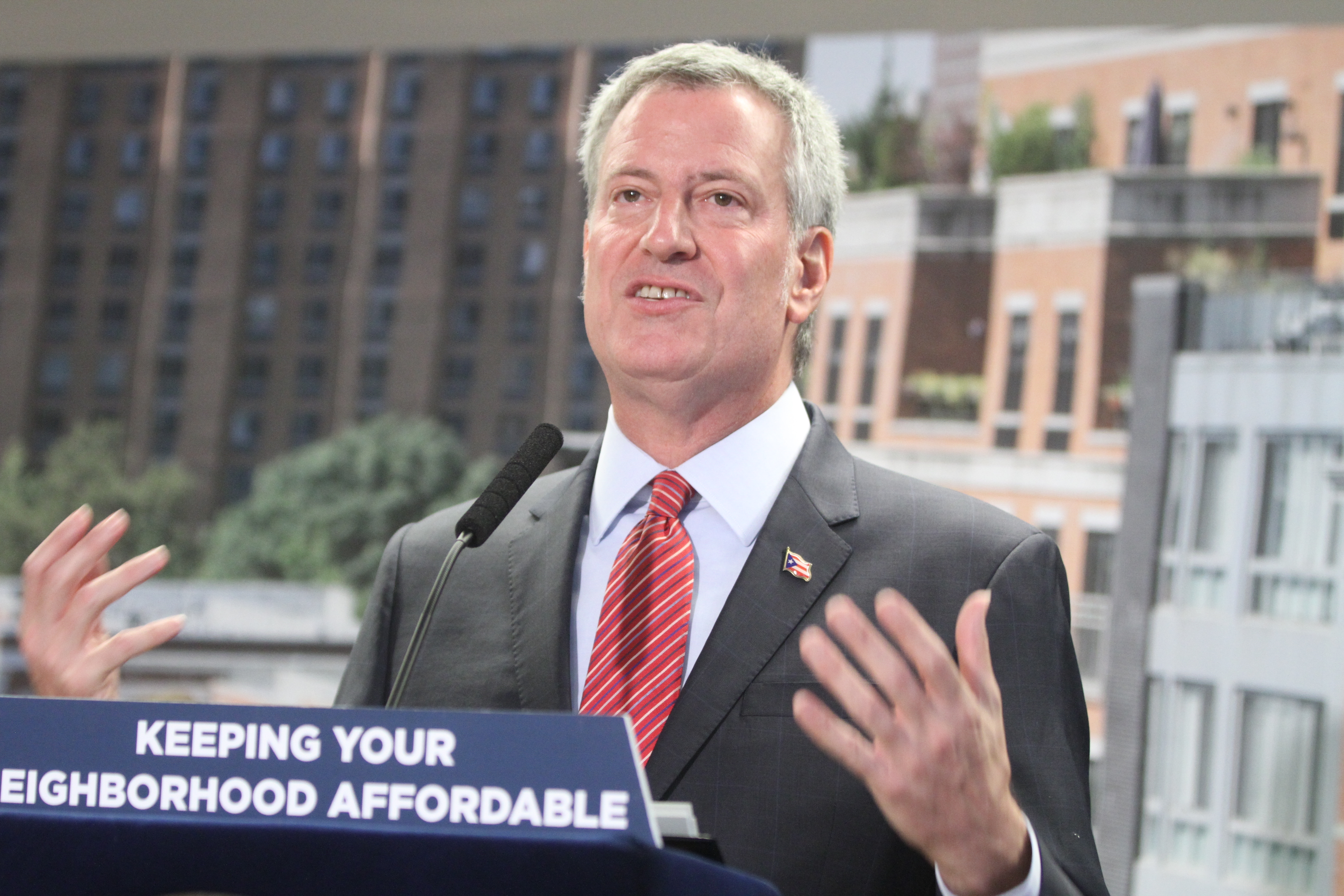 Alcalde Bill de Blasio anuncia para construir y proteger 200,000 viviendas aquesibles en Nueva York.