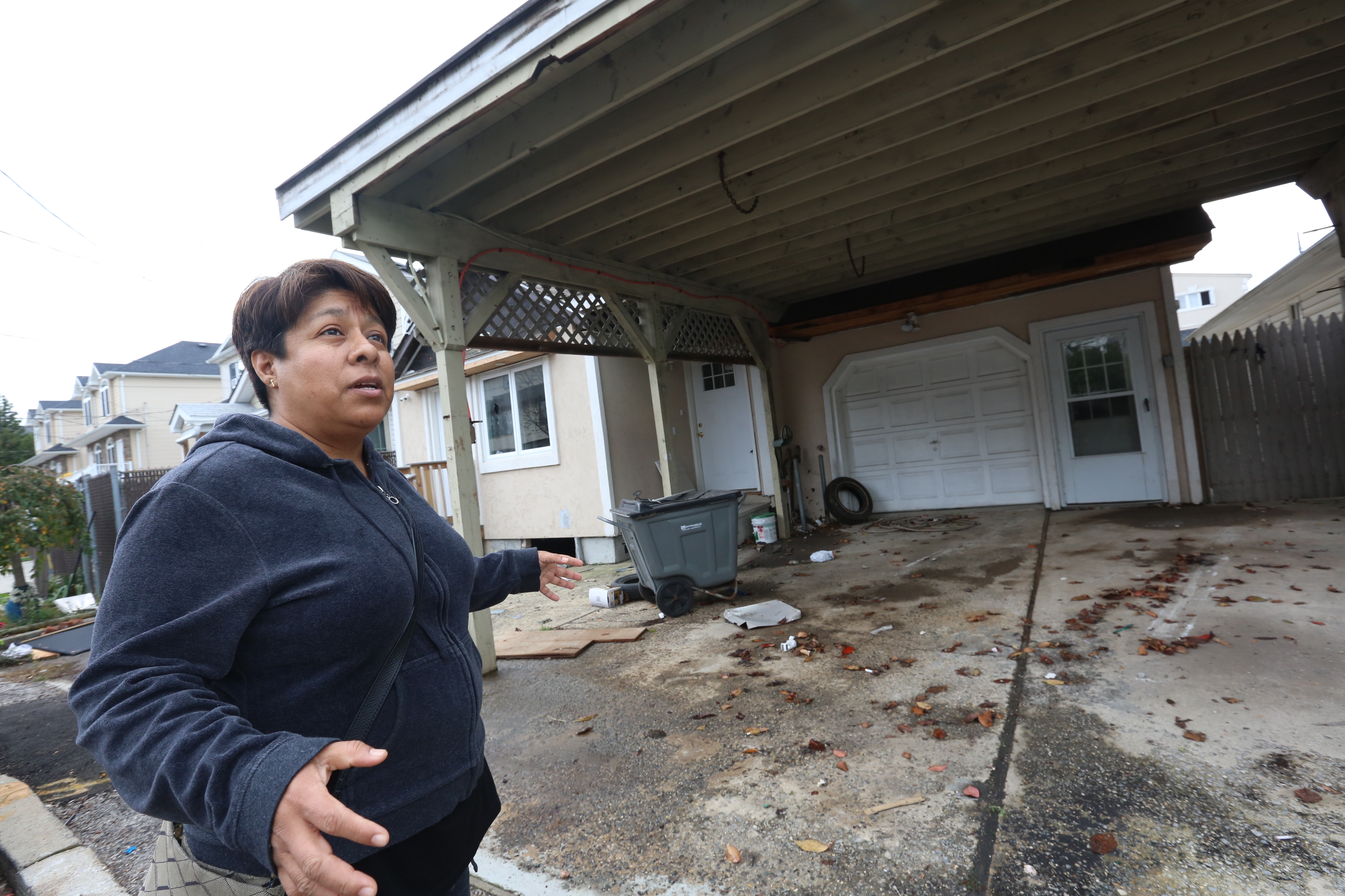 Maribel Torres regresa a la casa que ocupaba en 2012, donde vivio con su familia por 4 años. Sandy la dejo sin casa. A 5 años del huracan Sandy en Staten Island.