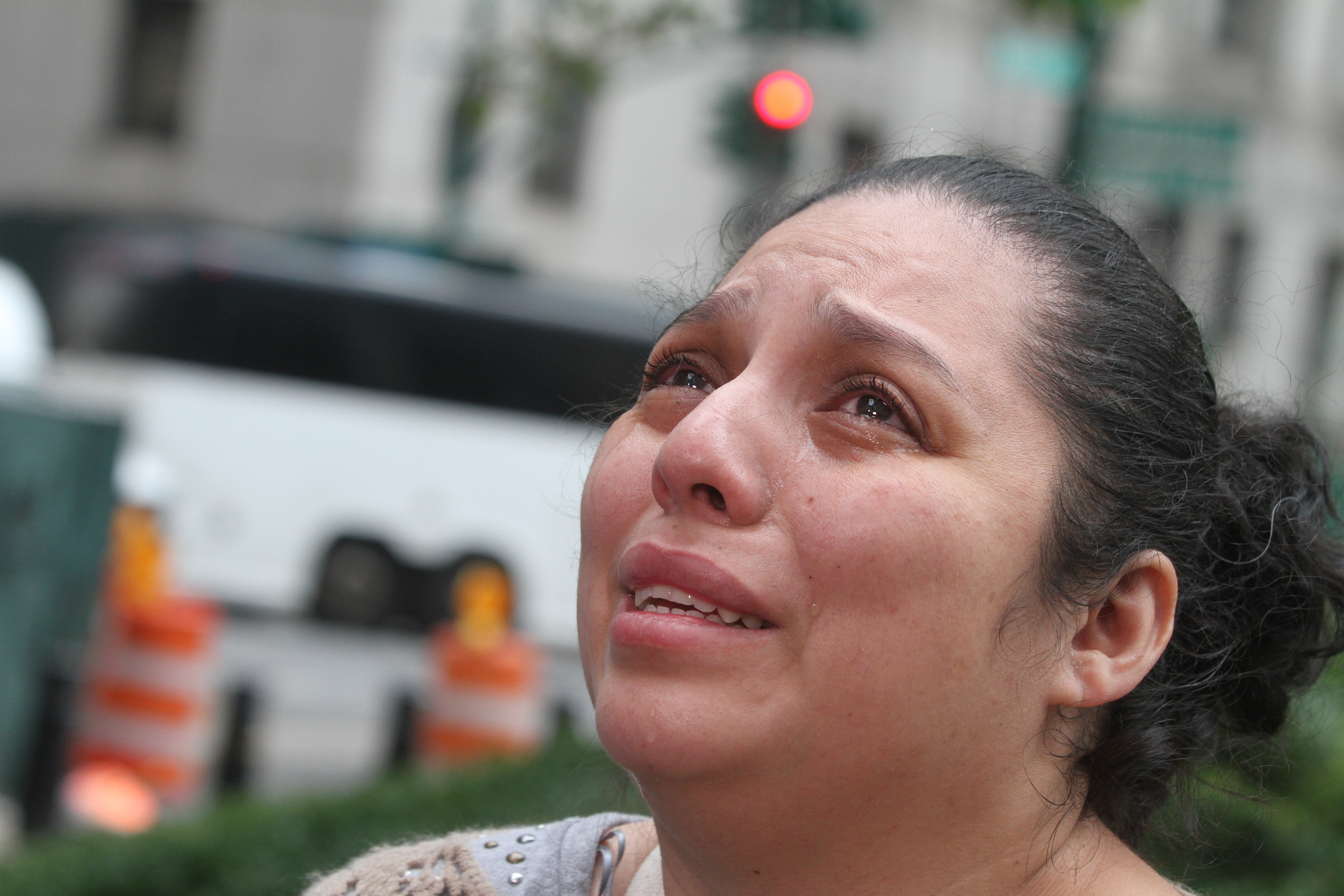 Doris, esposa de Noel Lopez Reyes habla con la situacion migratoria y la necesidad de la ayuda para sus hijos. Guatemalteco Noel Lopez Reyes se despide de su esposa, Doris y sus hijos, Shaun y Viana en Federal Plaza.