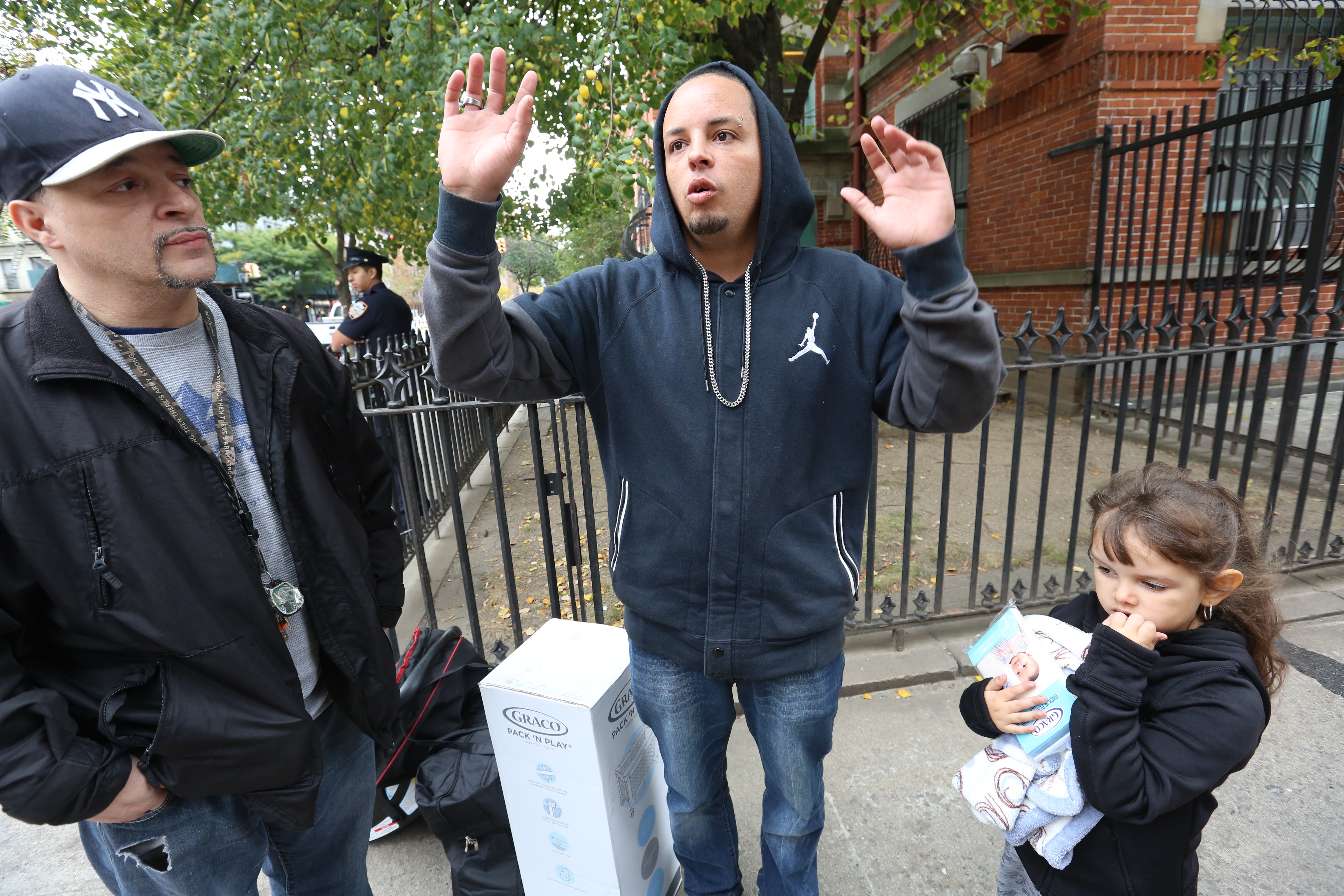 Christopher Quinones llego con su famlia de Puerto Rico y su padre Raul Quinones (Yankees hat) lo recibio. Nueva York provee serviciois a familias desplazadas por el Huracan Maria.