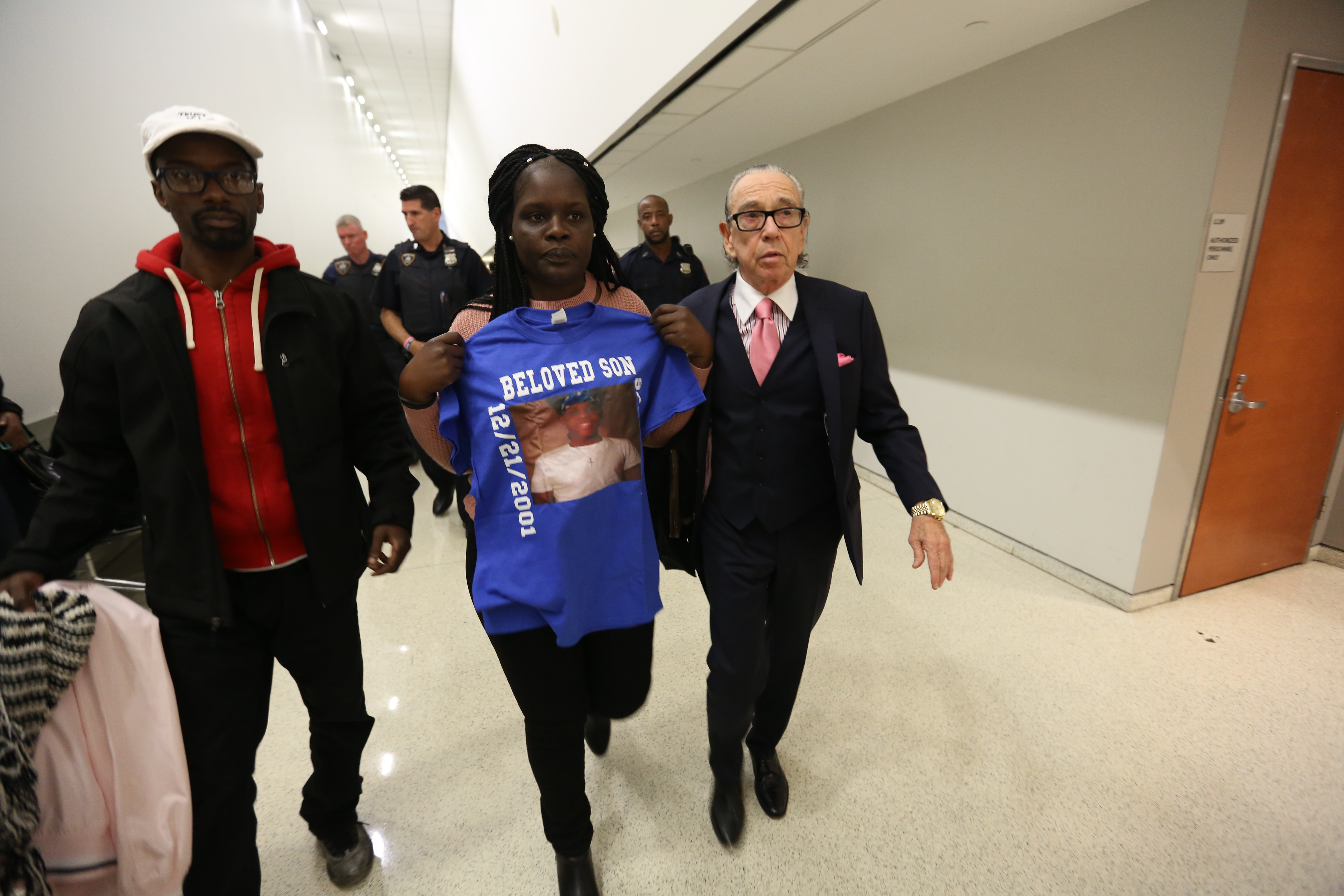 El Abogado Sanford Rubenstein con la madre de Matthew McCree, Louna Dennis en la corte de El Bronx.