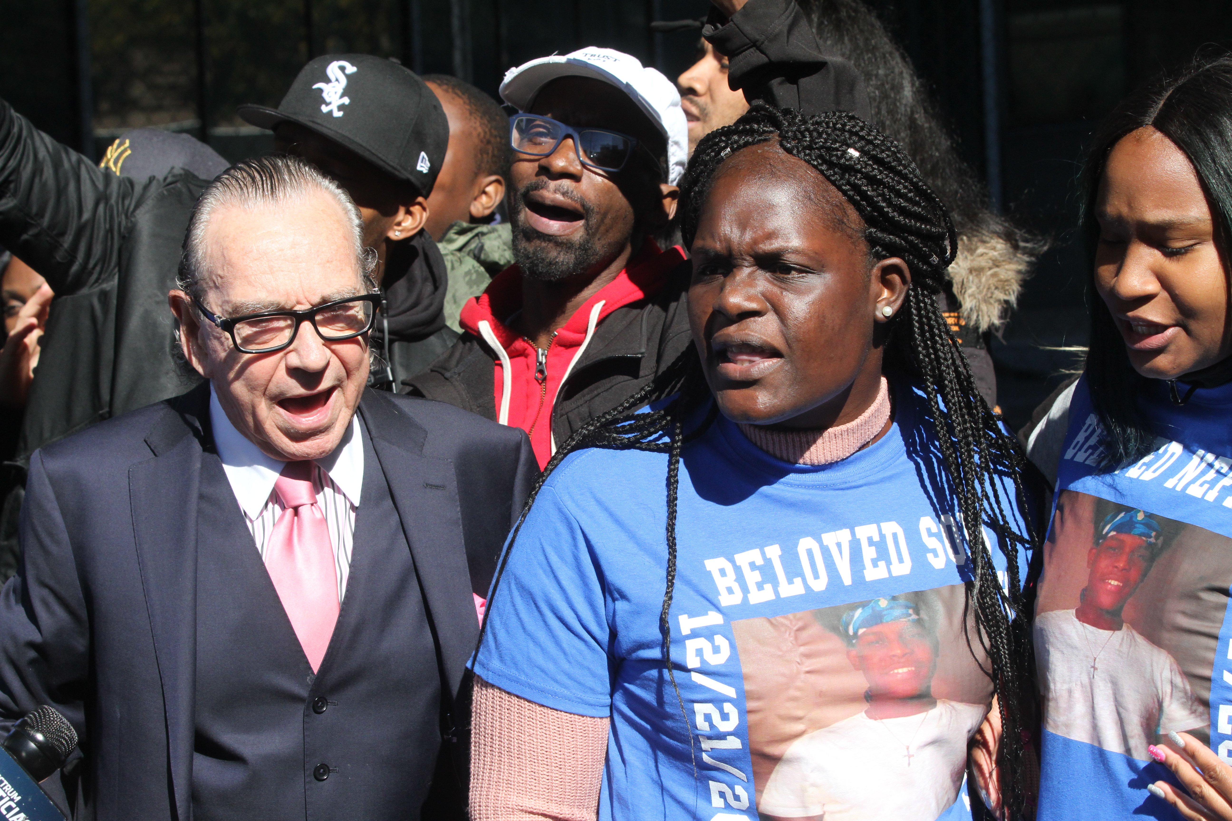 El Abogado Sanford Rubenstein con la madre de Matthew McCree, Louna Dennis en la corte de El Bronx.