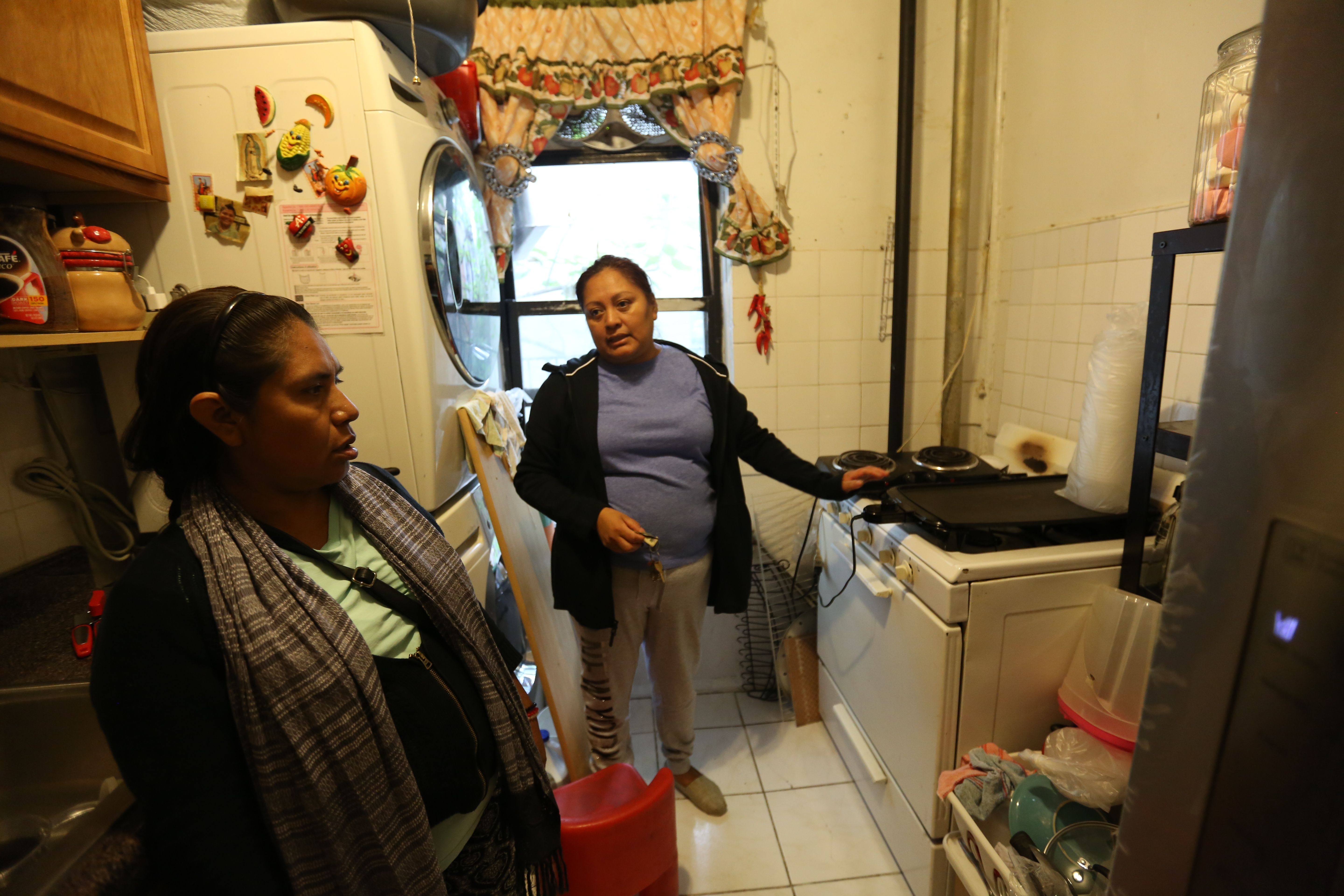 Marta Torres con su vecina, Agustina Barrera. Inquilinos denuncian terrribles condiciones de vivienda en la Calle Oeste 161 en Manhattan.