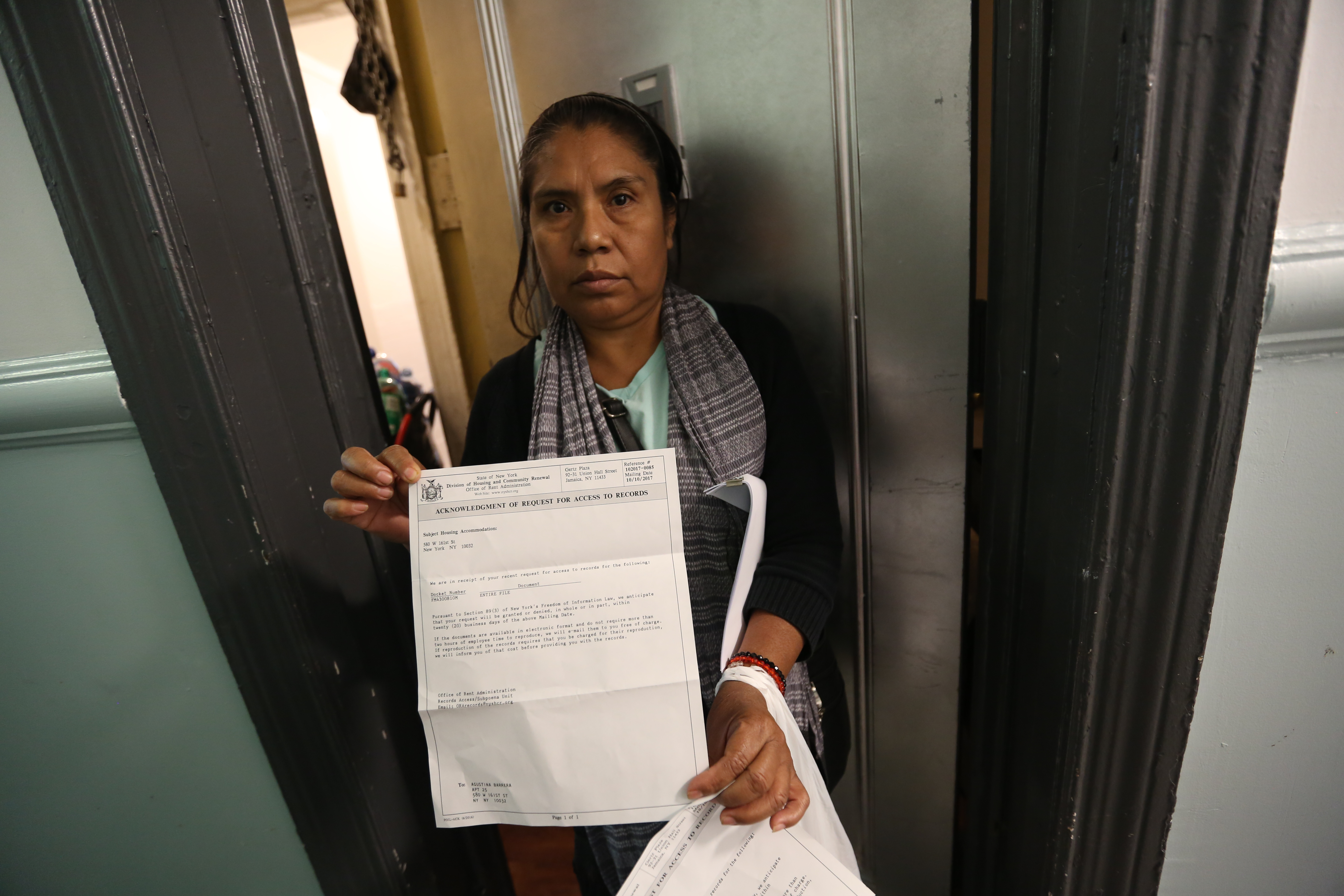 Agustina Barrera. Inquilinos denuncian terrribles condiciones de vivienda en la Calle Oeste 161 en Manhattan.